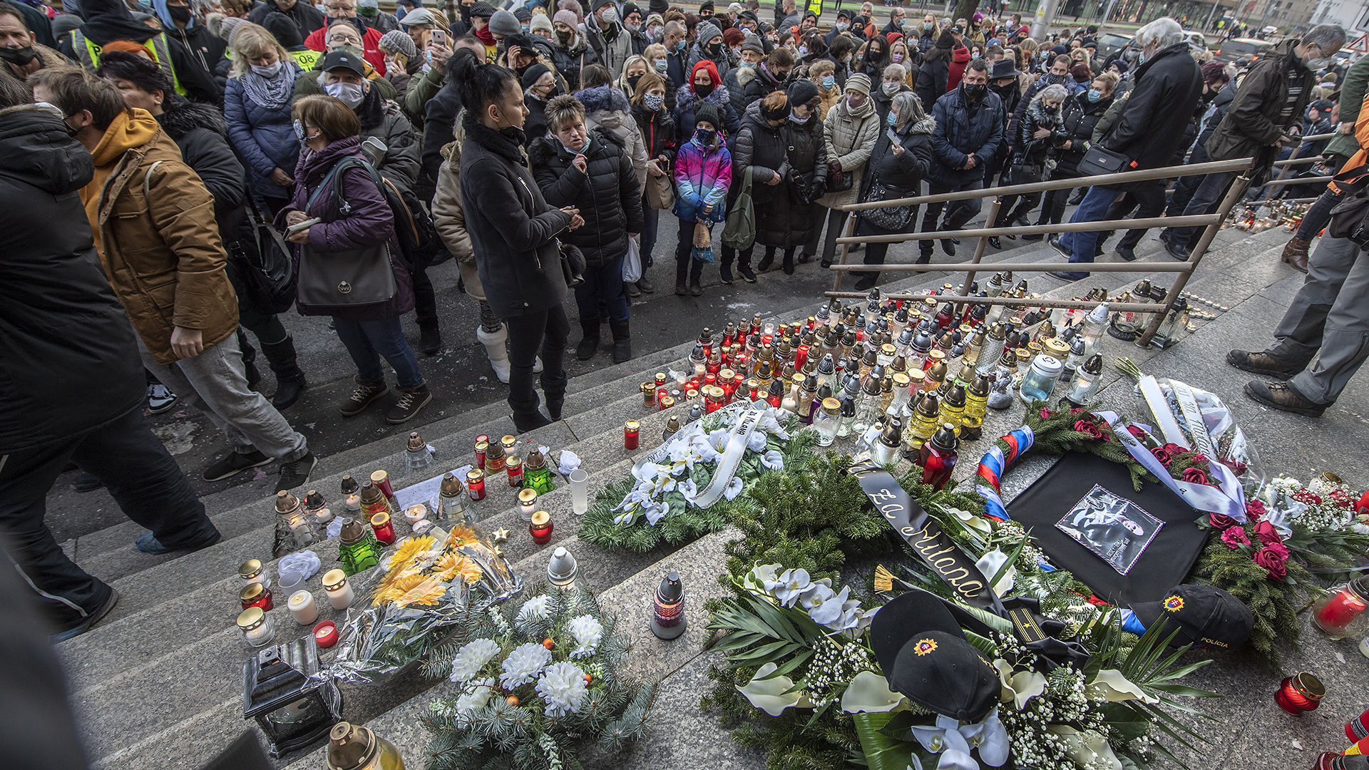 Nach dem Tod des ehemaligen Polizeipräsidenten Lucansky in einer Gefängniszelle legen Menschen in Bratislava (Slowakei) Kerzen und Blumen vor einer Polizeistation nieder. | picture alliance/dpa/TASR