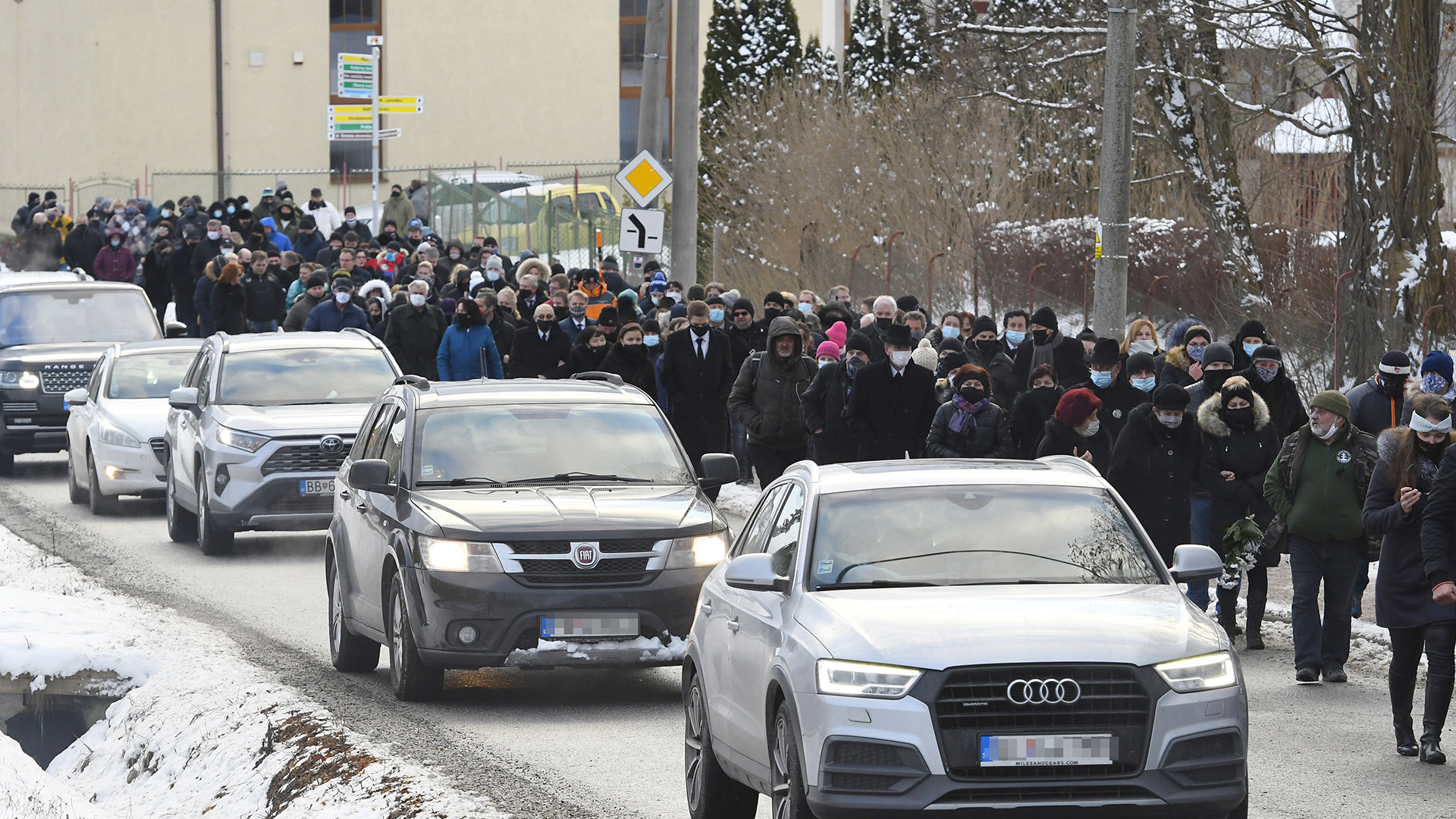 Fußgänger laufen neben Autos  zur Beerdigung von Milan Lucansky. | picture alliance/dpa/TASR
