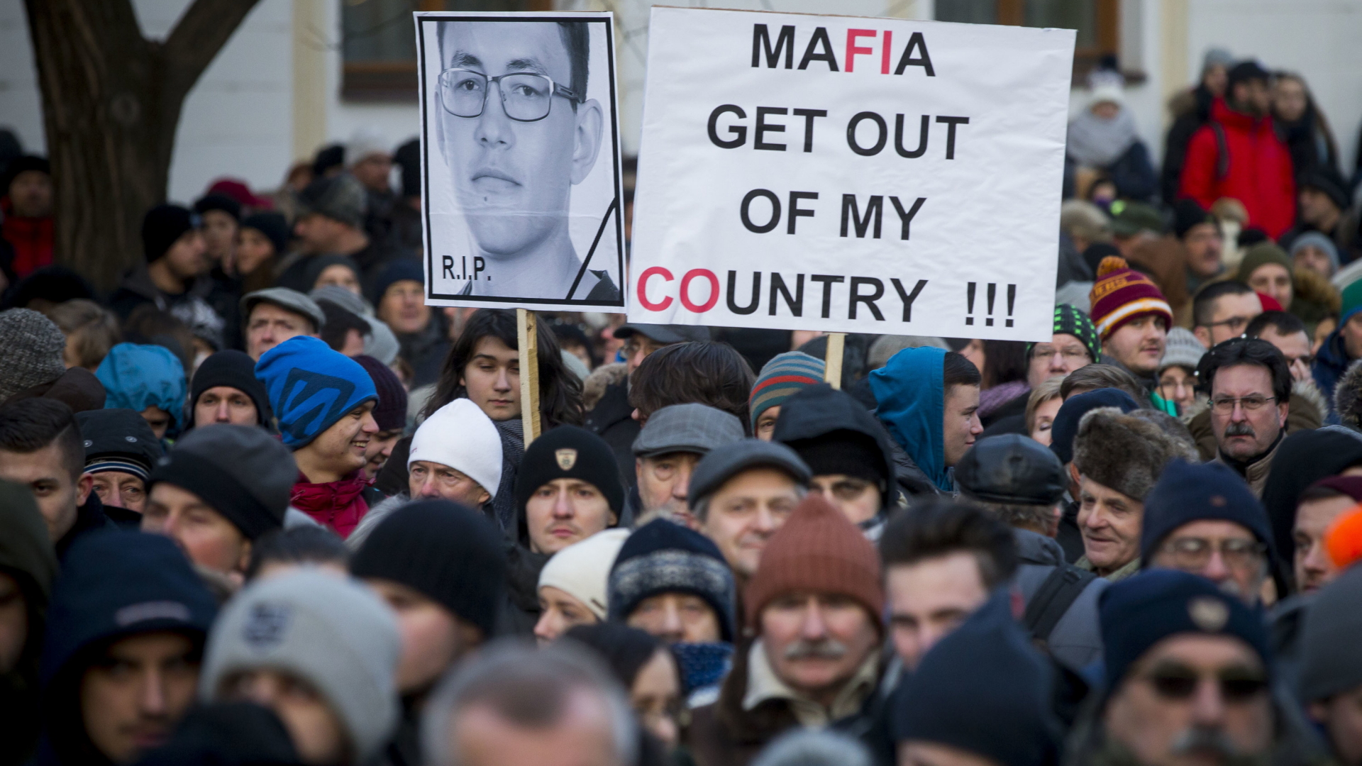 Menschen ziehen nach dem Tod des Journalisten Kuciak bei einer Demonstration gegen Korruption durch Bratislava.