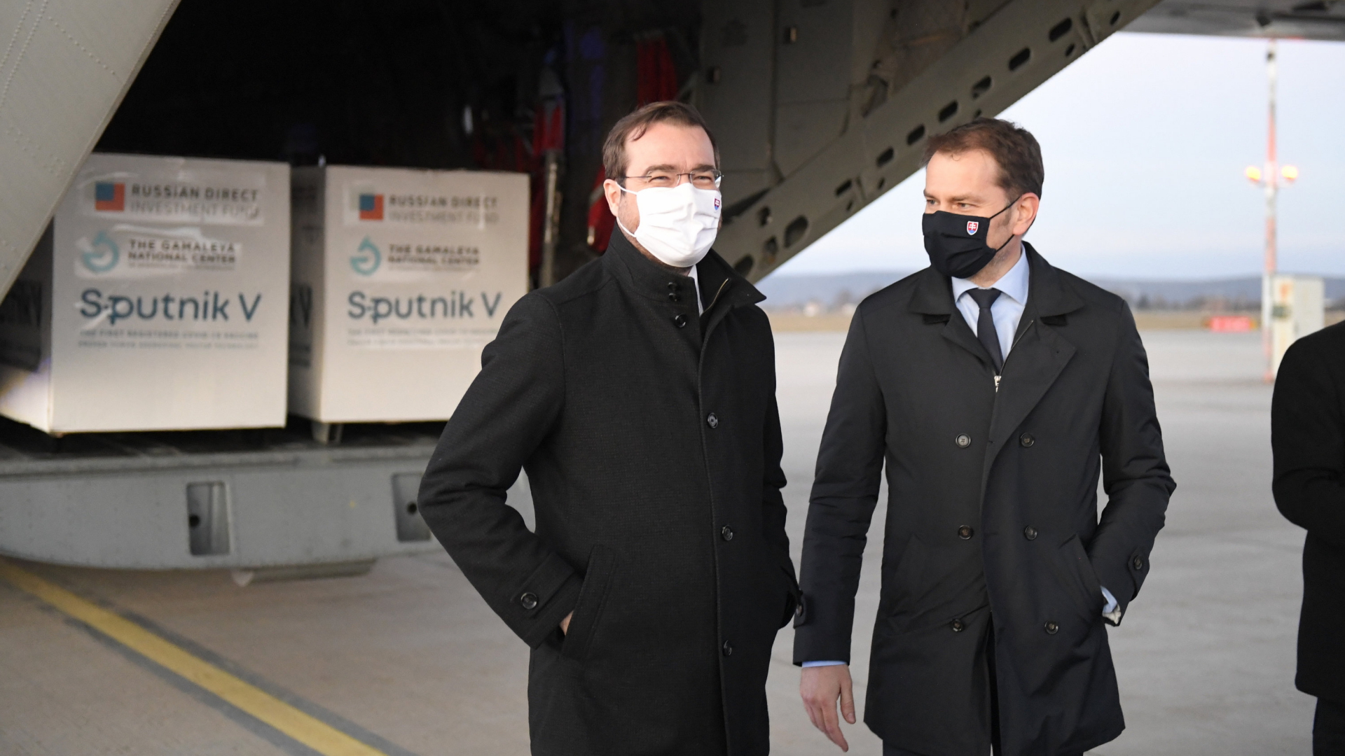 Igor Matovic (rechts im Bild) und Marek Krajci am Flughafen von Kosice. | AP