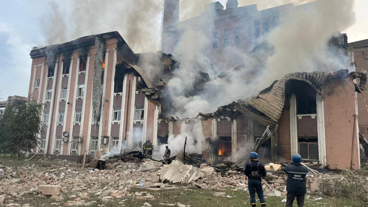 Rauch steigt über dem Wärmekraftwerk von Slowiansk auf, das bei einem russischen Angriff beschädigt wurde. | via REUTERS
