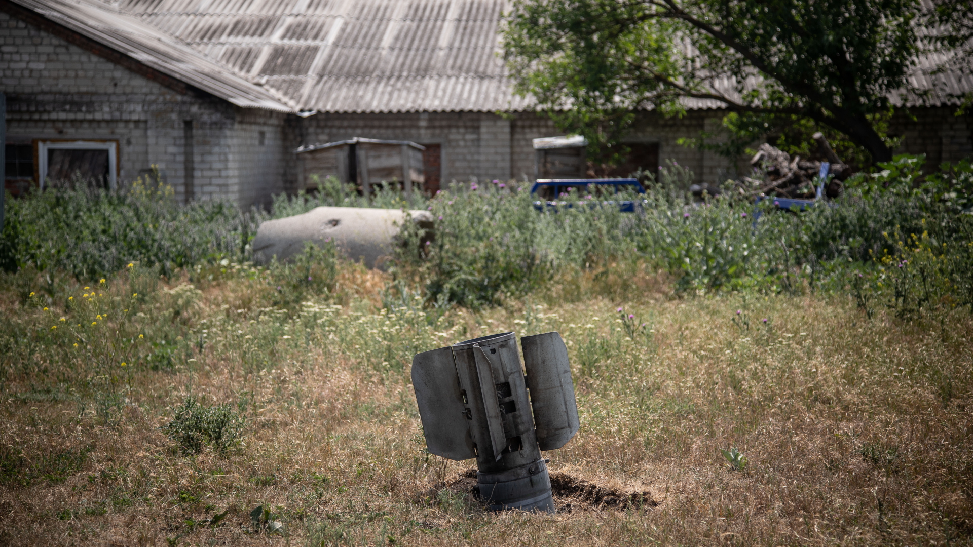 Überreste einer Rakete stecken im Boden vor einem Bauernhof im Dorf Majaky am Stadtrand von Slowjansk. | dpa