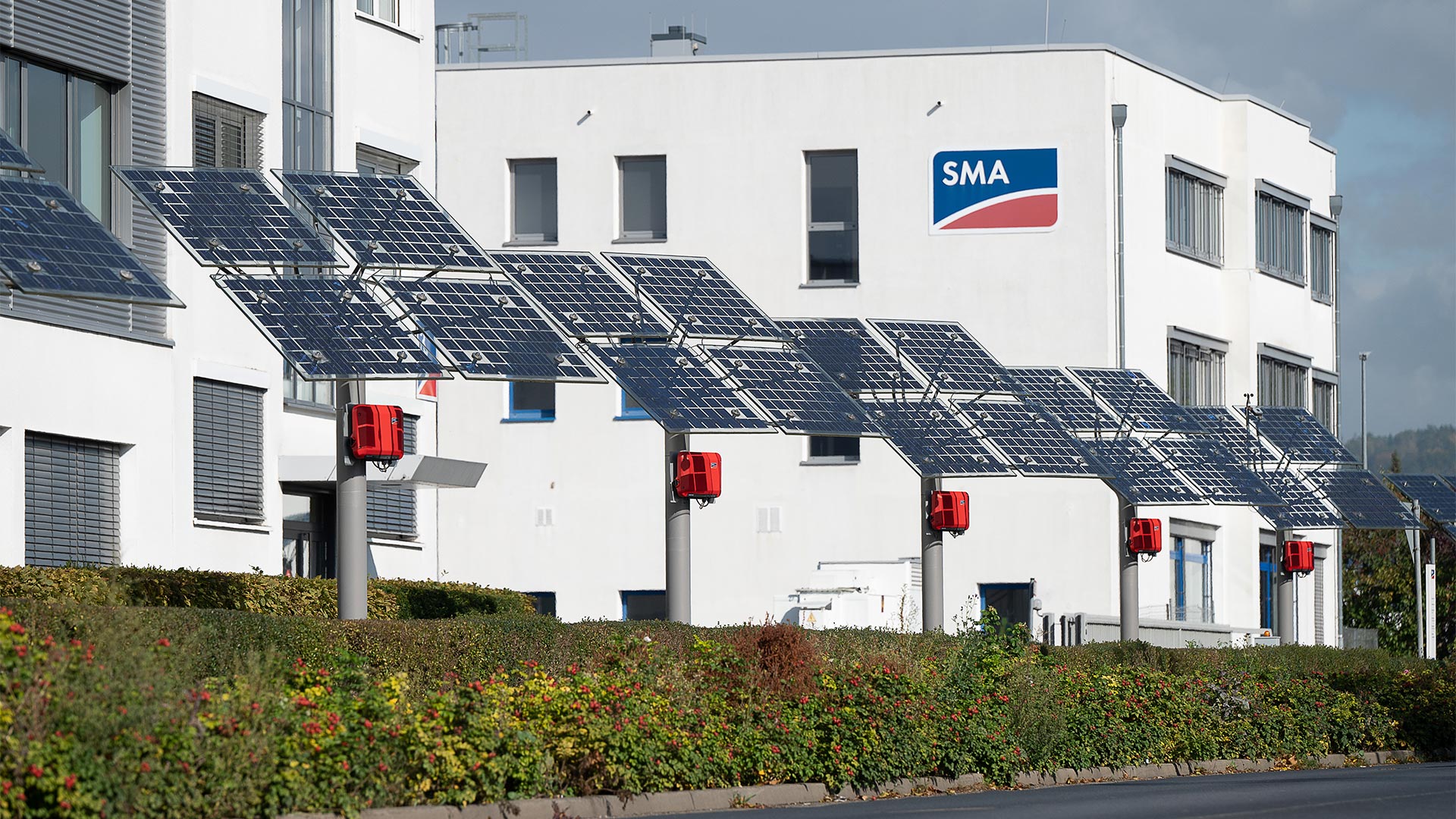 Photovoltaikanlagen stehen vor dem Hauptsitz des Unternehmens SMA Solar Technology. 