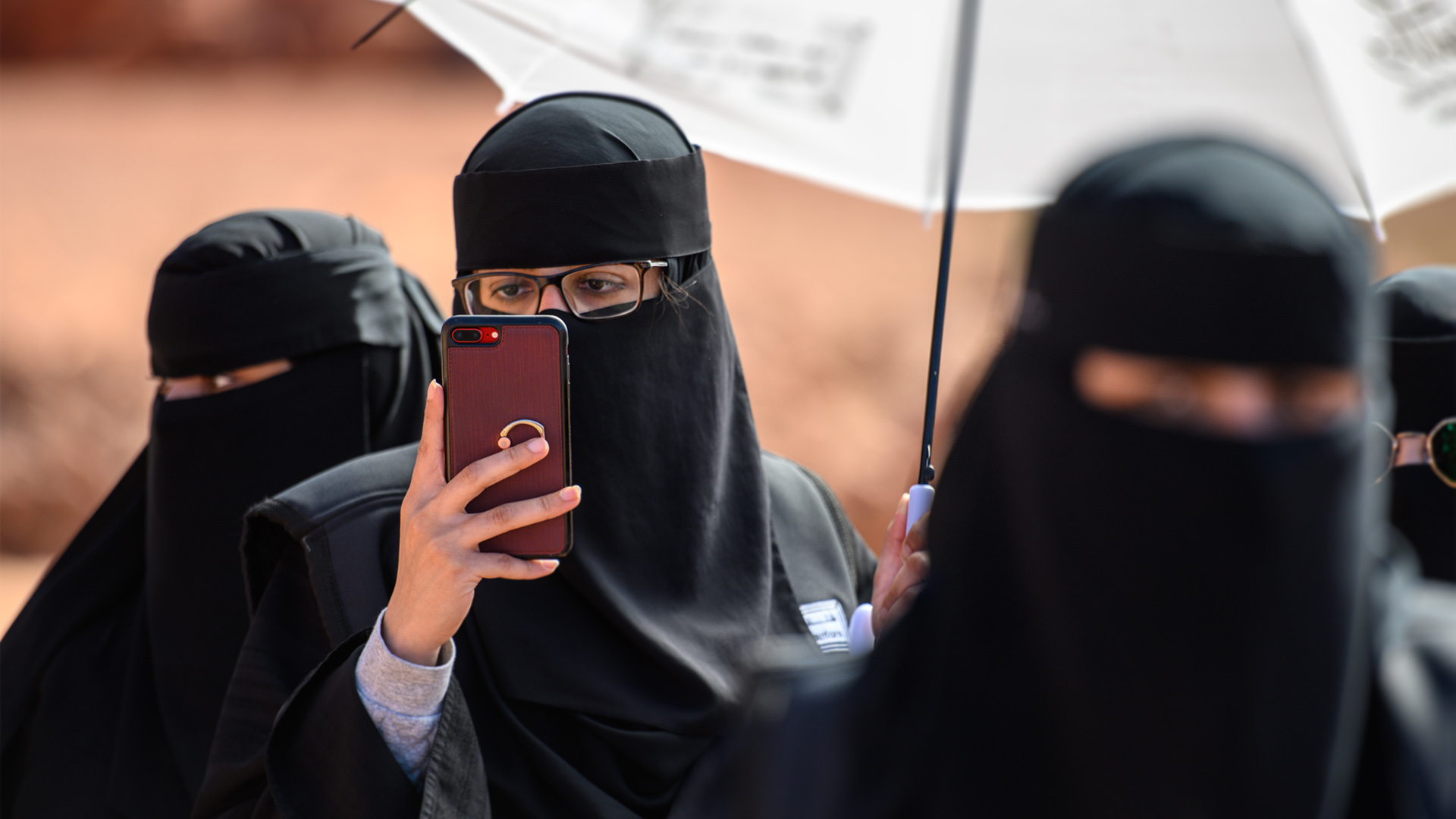 Eine saudische Frau nutzt ihr Smartphone. | picture alliance / abaca