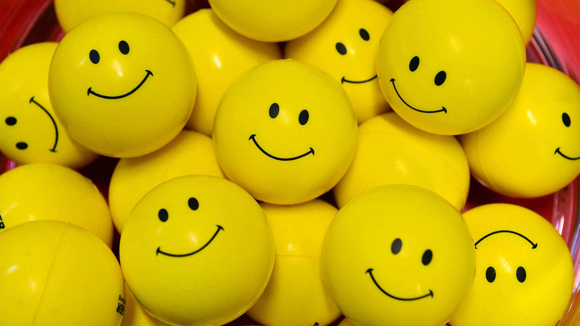 Kleine gelbe Kunststoffbälle mit einem aufgedruckten Smiley | Bildquelle: picture alliance/dpa
