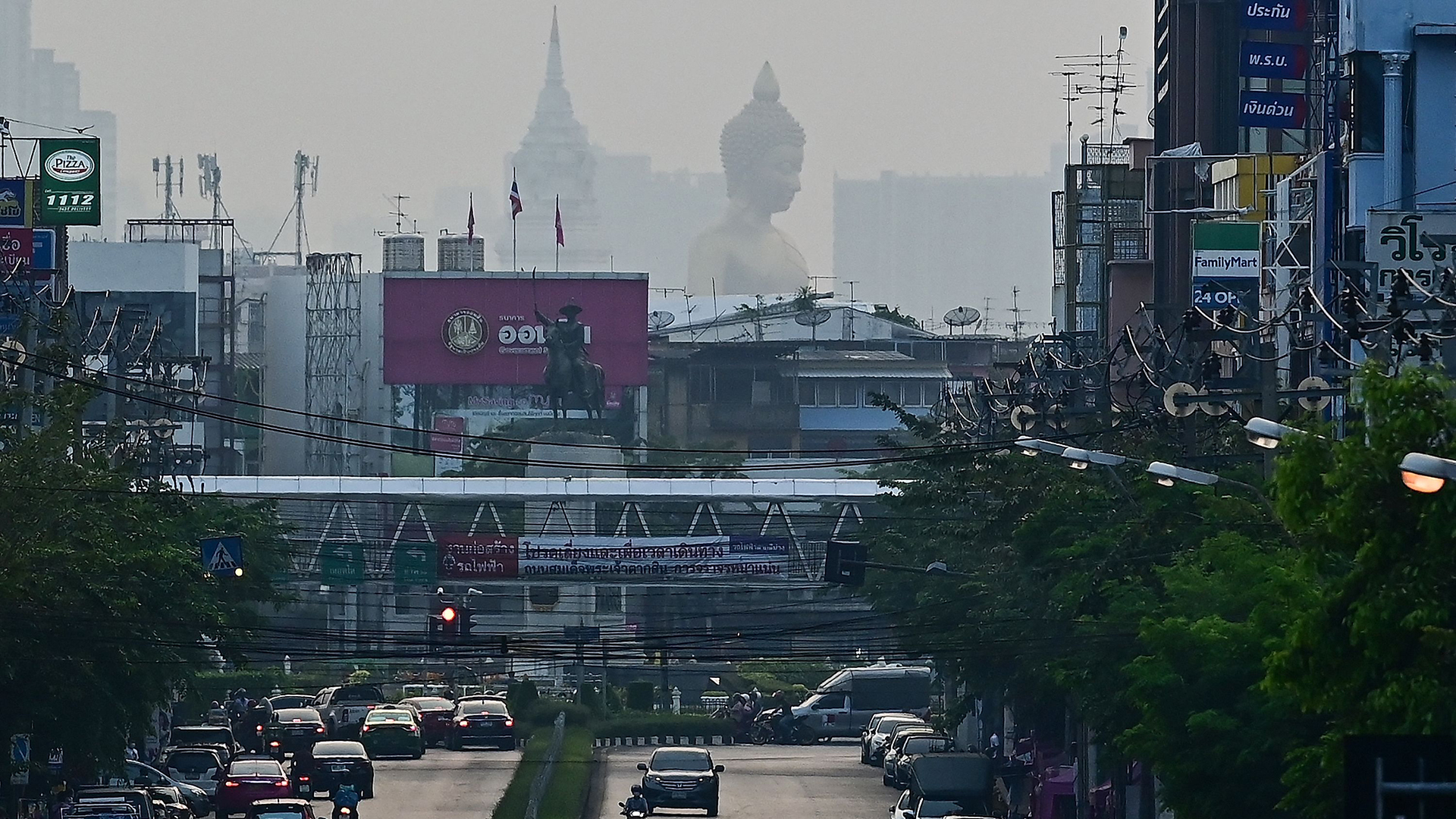 Die 69 Meter hohe riesige Buddha-Statue des Tempels Wat Paknam Phasi Charoen in Bangkok (Thailand) ist inmitten des Smogs zu sehen. | AFP