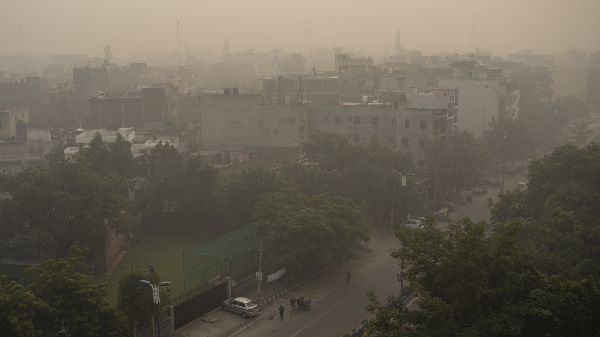 Morgendlicher Dunst und Smog umhüllen die Skyline in Neu-Delhi. Die Metropolregion rund um die indische Hauptstadt war seit mehr als einer Woche in grauen und stinkigen Smog gehüllt. | dpa
