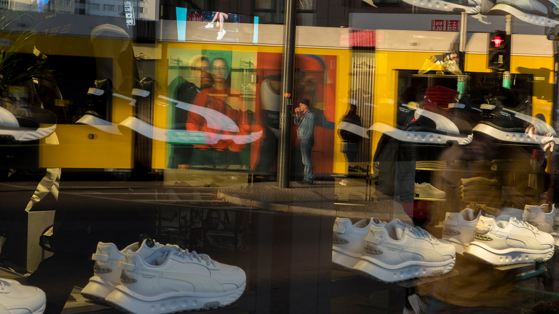 Sneaker in einem Schaufenster | picture alliance/dpa