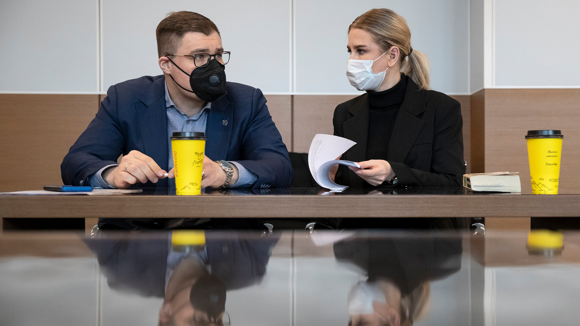 Ljubow Sobol (r) und ihr Anwalt sitzen in einem Gerichtssaal in Moskau. | AP