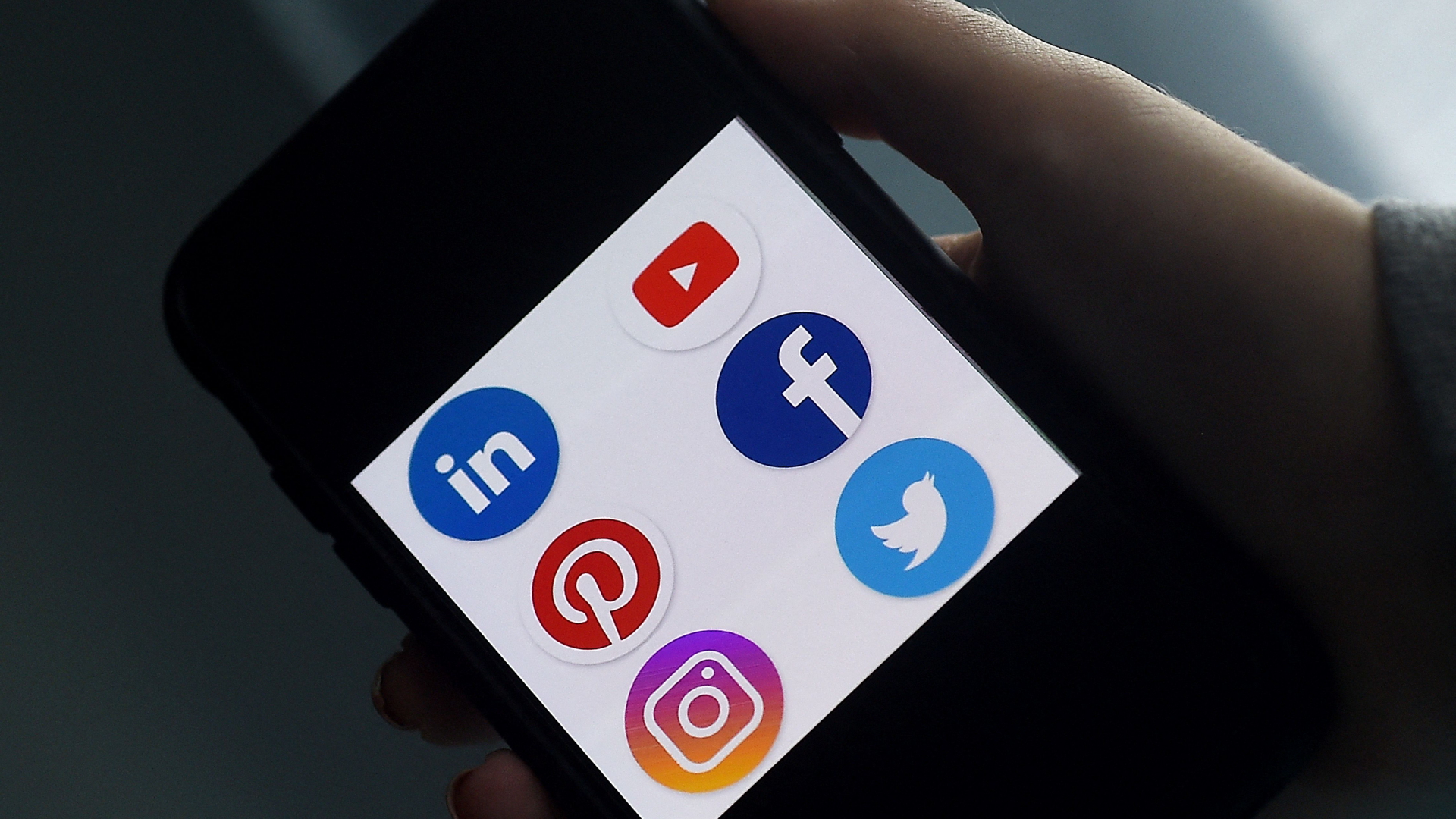 App-Symbole mehrerer sozialer Netzwerke sind auf einem Smartphone zu sehen | AFP