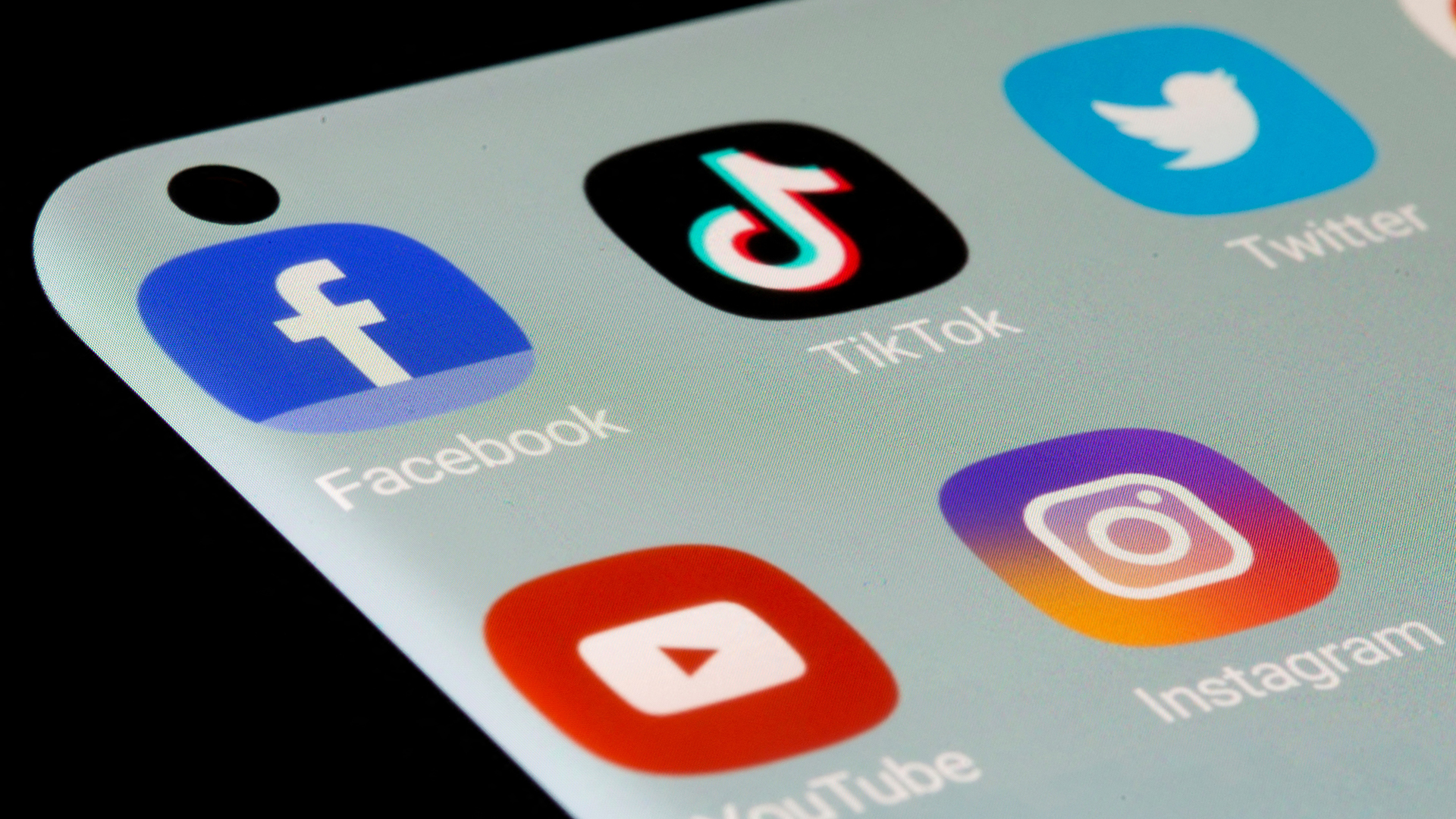 Die Logos von verschiedenen Social Media Apps sind auf dem Display eines Smartphones zu sehen. | REUTERS
