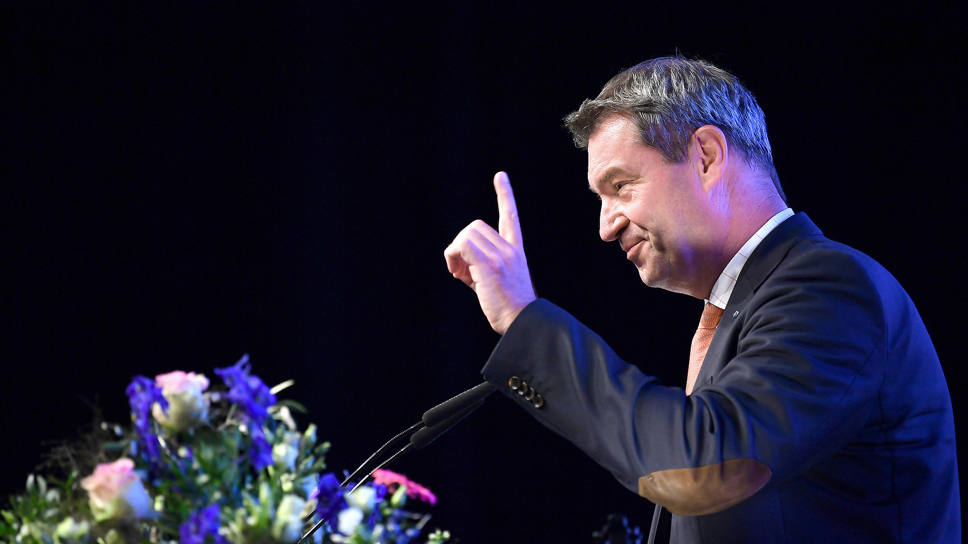 Markus Söder hebt während einer Rede den Zeigefinger