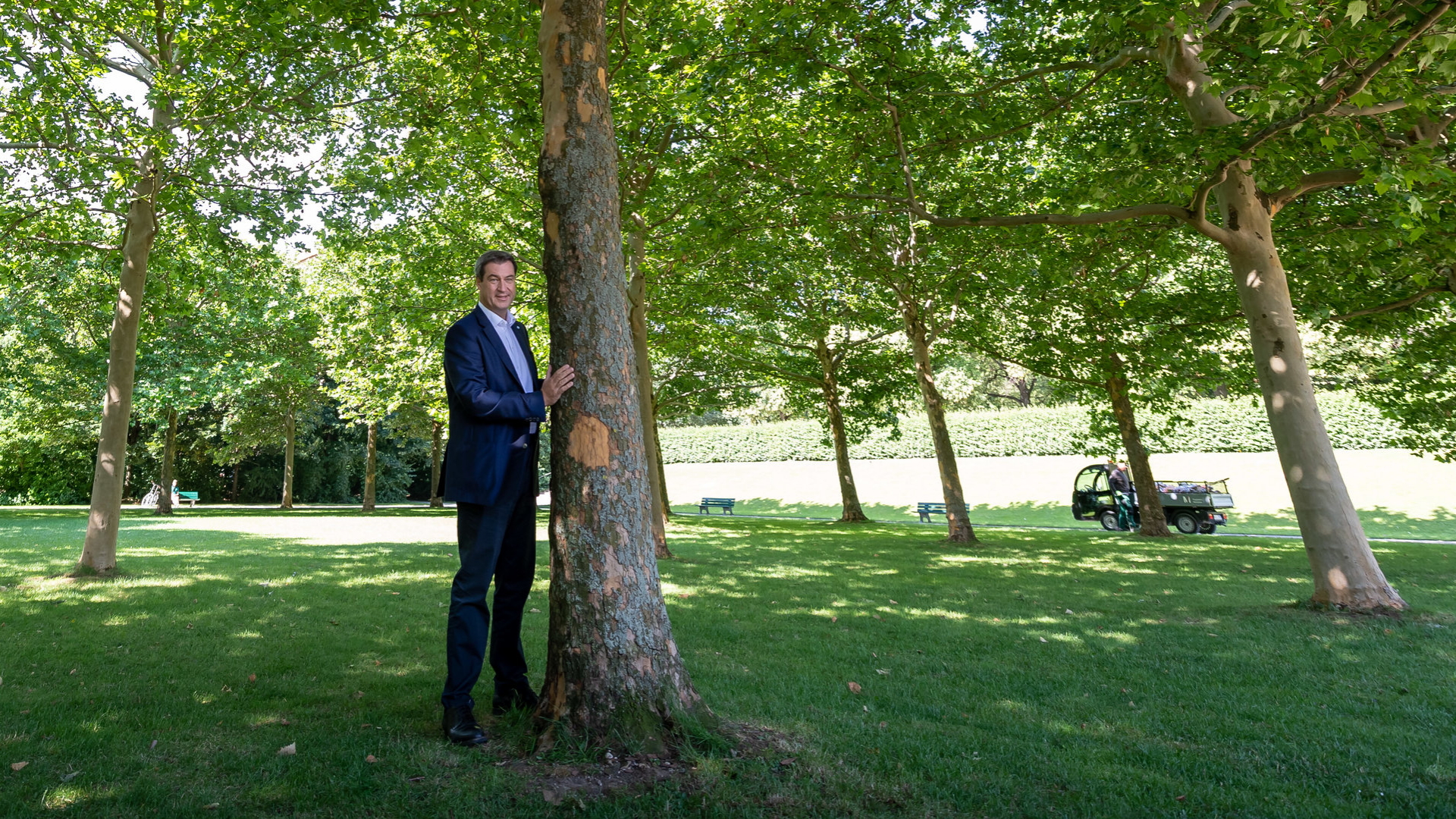 Ministerpräsident Söder steht neben einem Baum im Hofgarten hinter der bayerischen Staatskanzlei.  | dpa