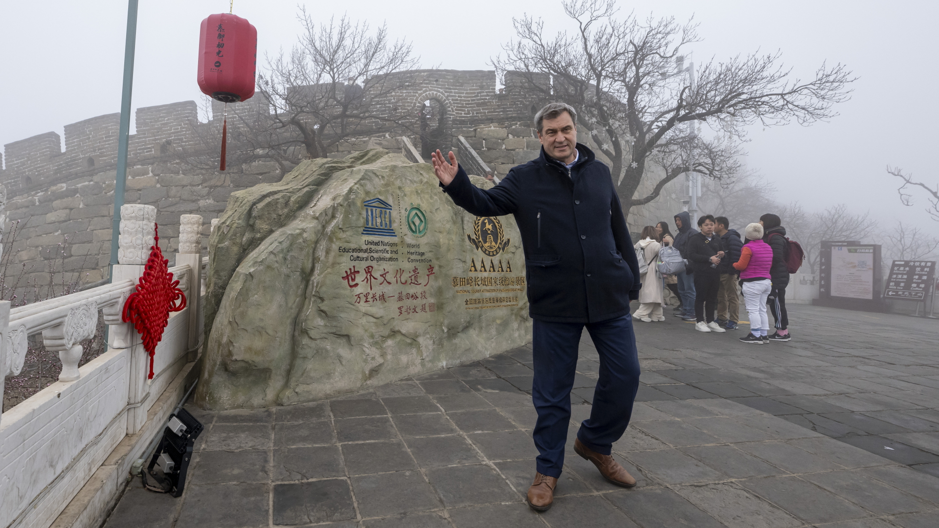 Markus Söder, Ministerpräsident von Bayern, besichtigt bei Peking ein Stück der Chinesischen Mauer. 