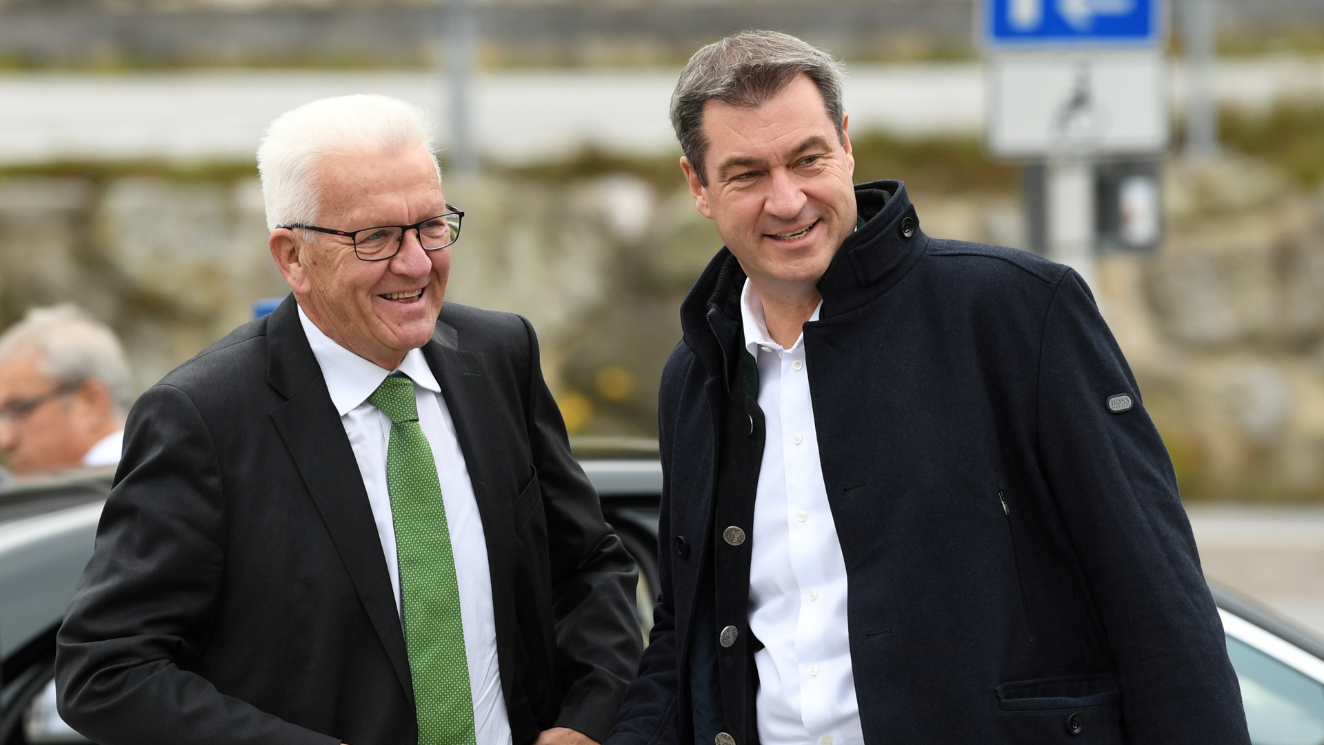 Baden-Württembergs Ministerpräsident Kretschmann wird von seinem bayerischen Amtskollegen Söder empfangen.