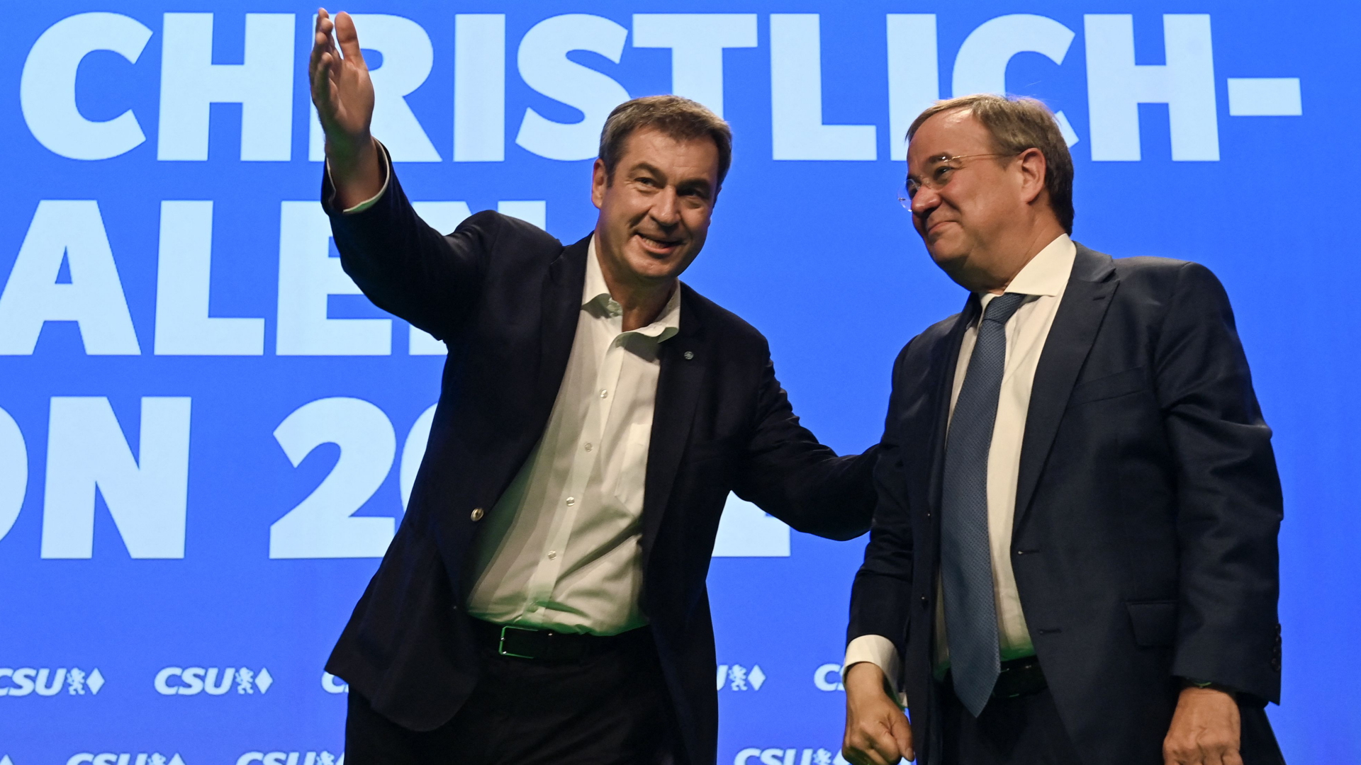 Markus Söder und Armin Laschet stehen nebeneinander auf der Bühne des CSU-Parteitags. | AFP