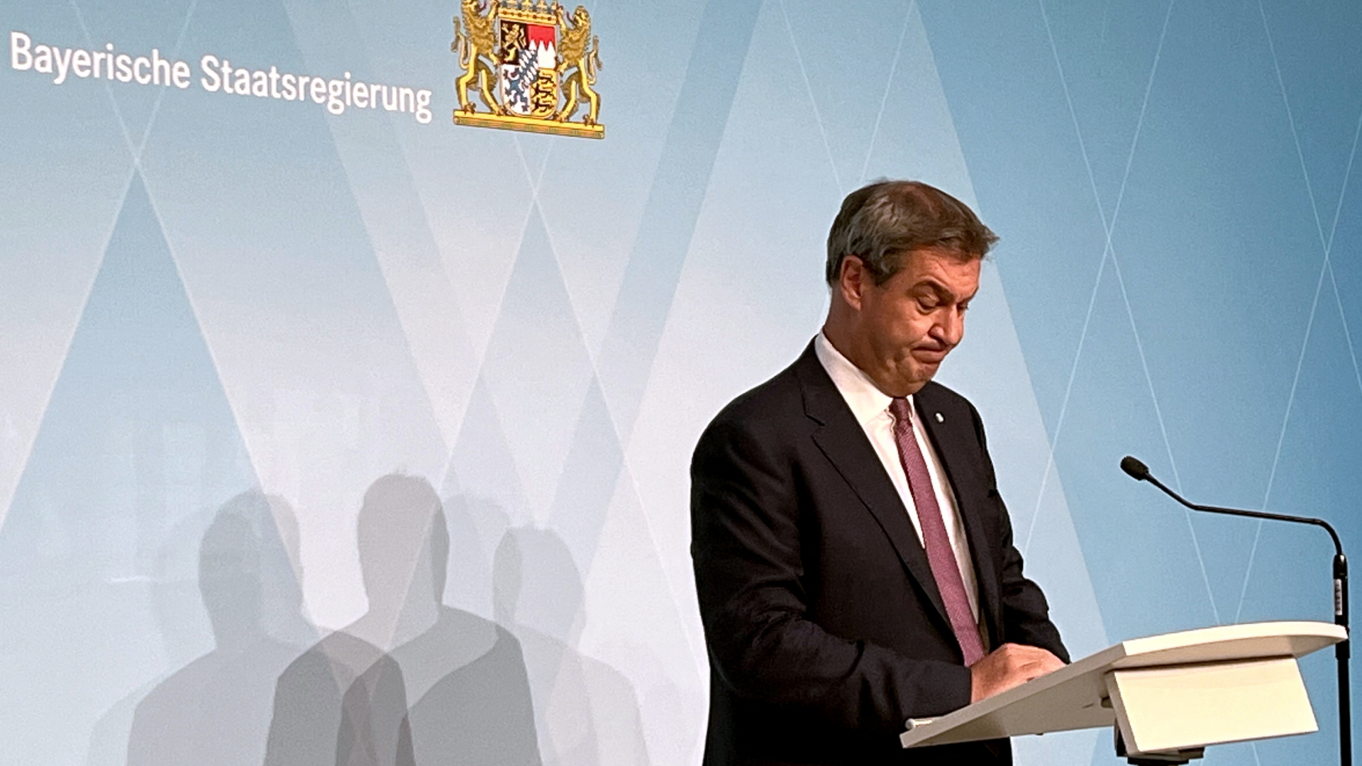 Markus Söder an einem Pult während einer Pressekonferenz