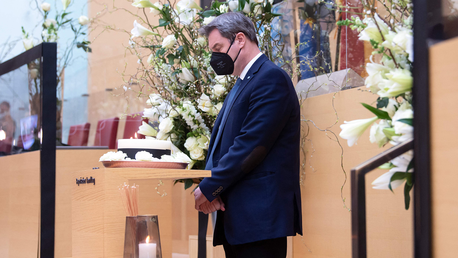 Markus Söder gedenkt mit einem Trauerakt im Landtag der bisher rund 13.000 Todesopfer der Corona-Pandemie im Freistaat.  | AFP