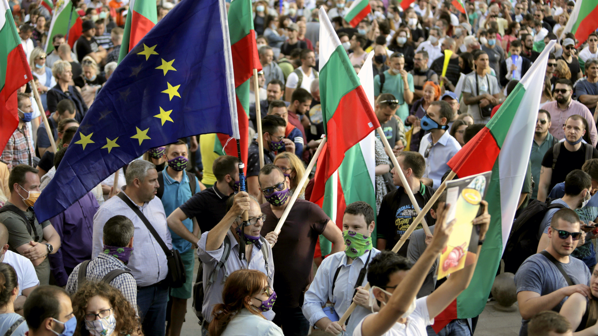 Demonstranten in Sofia schwenken während eines Protests gegen die Regierung bulgarische und EU-Flaggen. | dpa