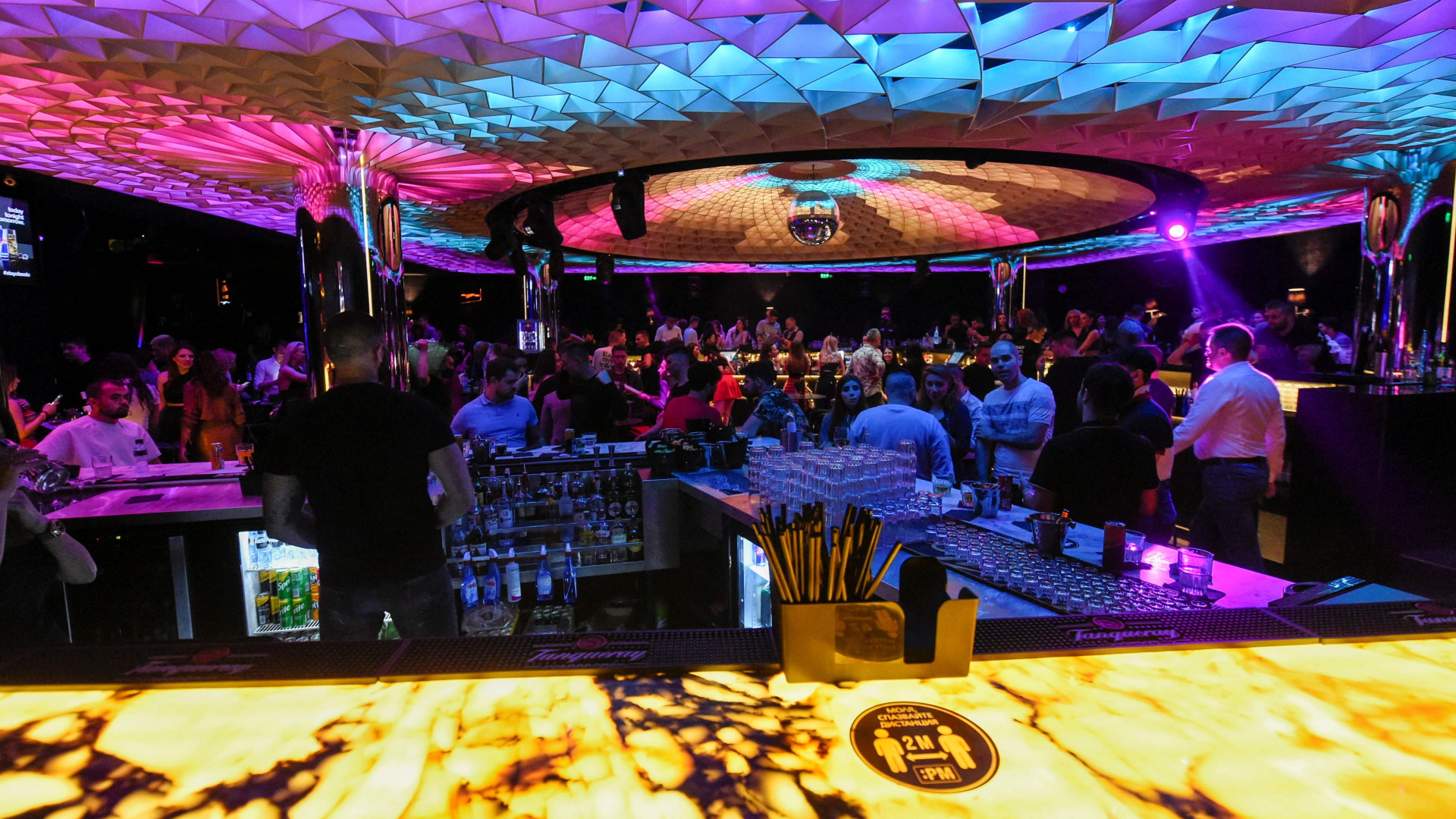 Menschen tanzen während der Wiedereröffnung eines Nachtclubs in Bulgariens Hauptstadt Sofia nach der Corona-bedingten Schließung. | AFP