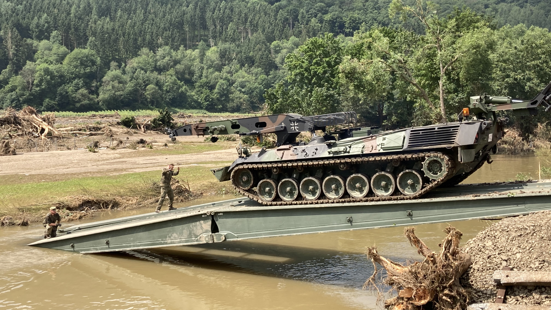 Einsatzkräfte der Bundeswehr bauen eine Behelfsbrücke über die Ahr im Weinort Rech im Landkreis Ahrweiler. Dort hatte in der Nacht zum 15. Juli das Hochwasser schwere Schäden angerichtet und Brücken weggerissen.  | dpa