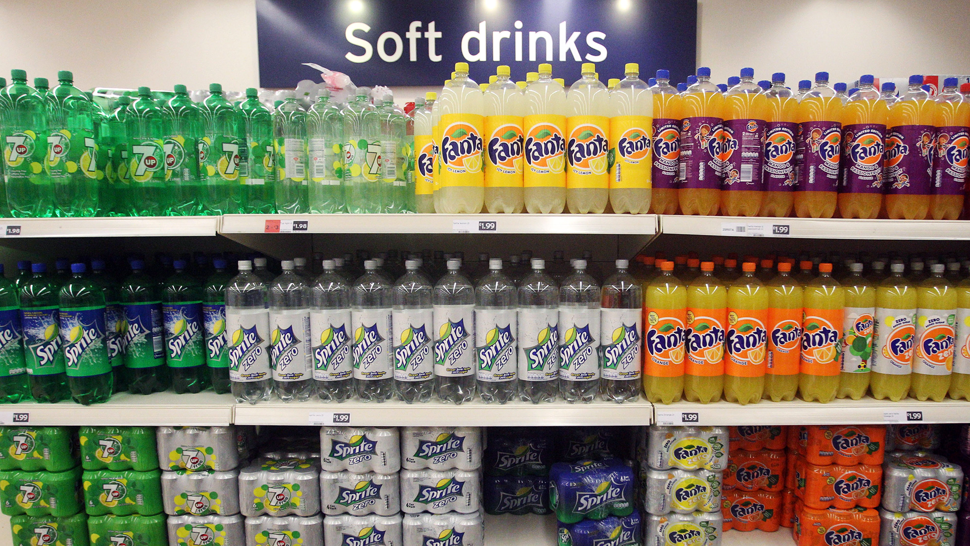 Sortiment an Softdrinks in einem Supermarkt.
