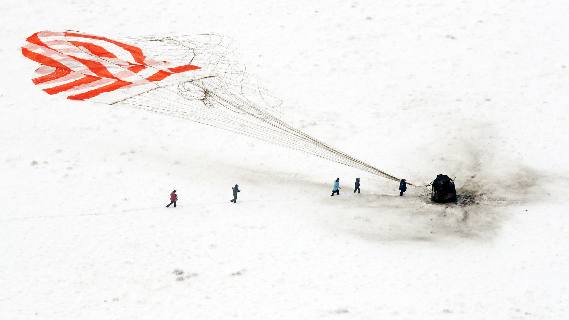 Die Sojus-Kapsel der russischen Raumfahrtbehörde mit Fallschirm in der Steppe Kasachstans | AP