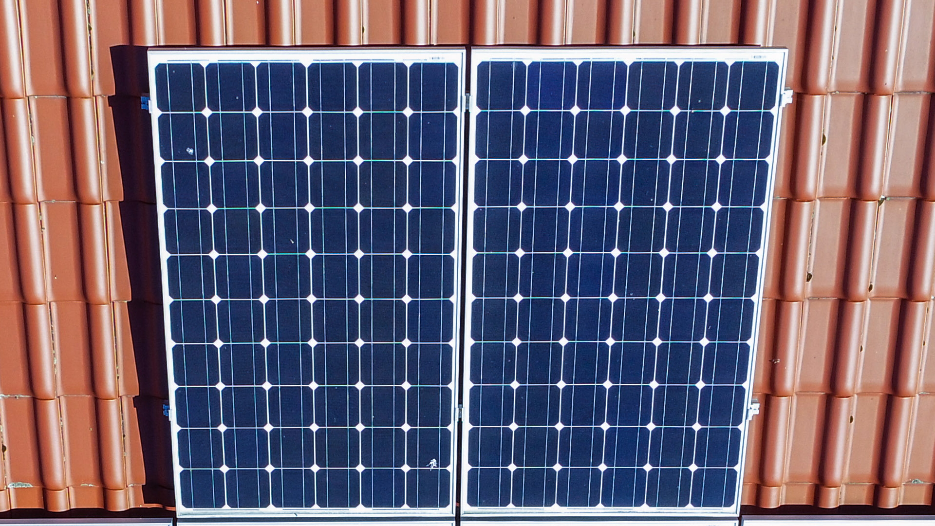 Solarpaneel auf Hausdach | dpa