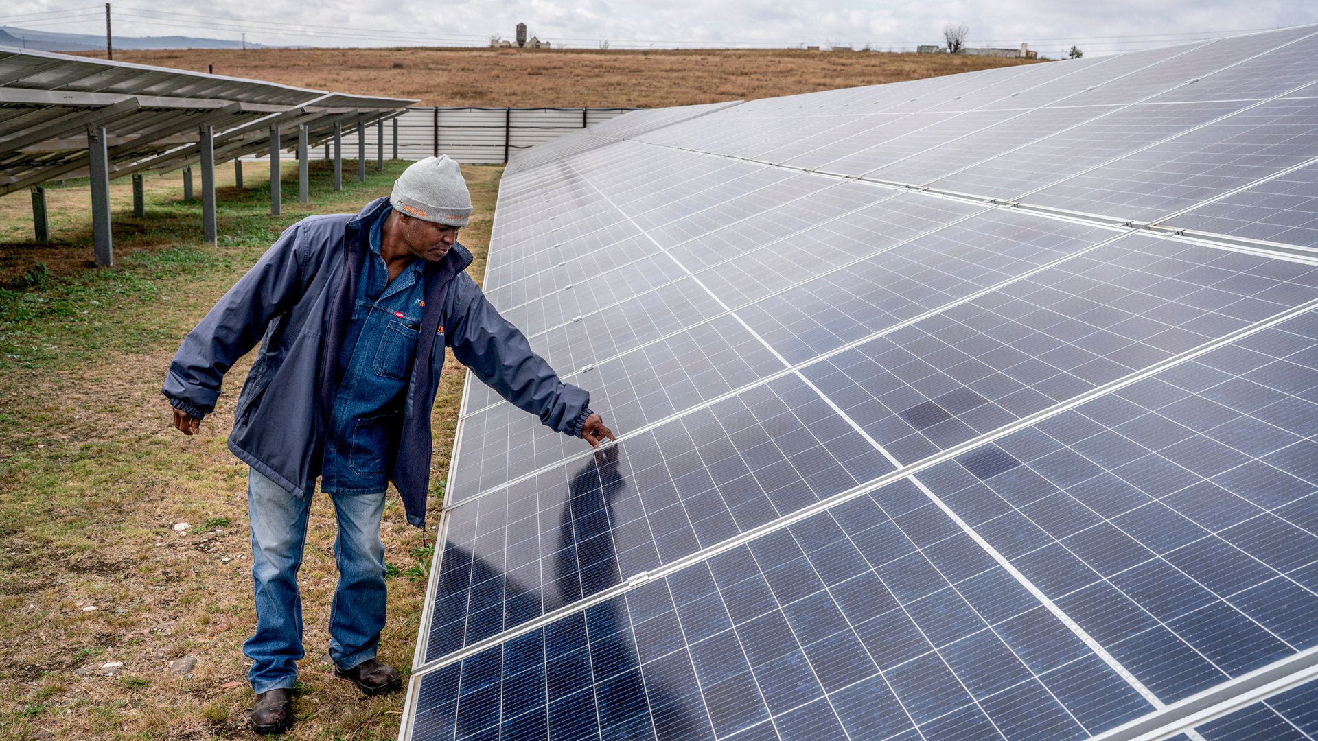 Ein Techniker überprüft ein Paneel in einem Solarpark in Südafrika