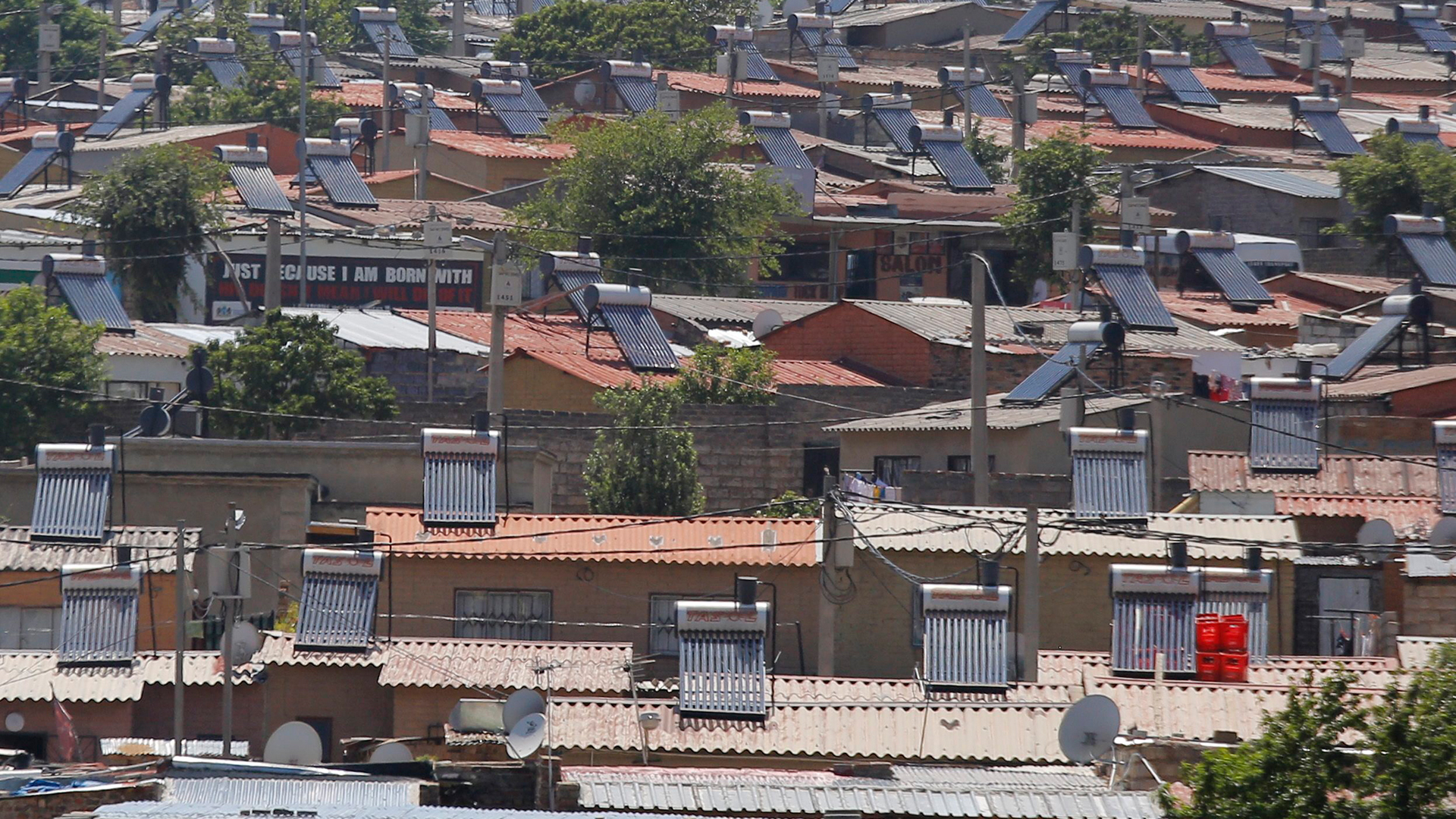 Solarzellen auf den Dächern  im Township Alexandra in Johannesburg, Südafrika. (Archivbild: 28.11.2016) | picture alliance / dpa