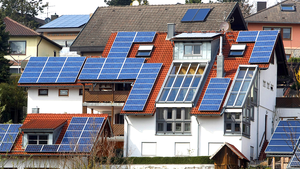 Solaranlagen auf Wohnhäusern | picture alliance / dpa