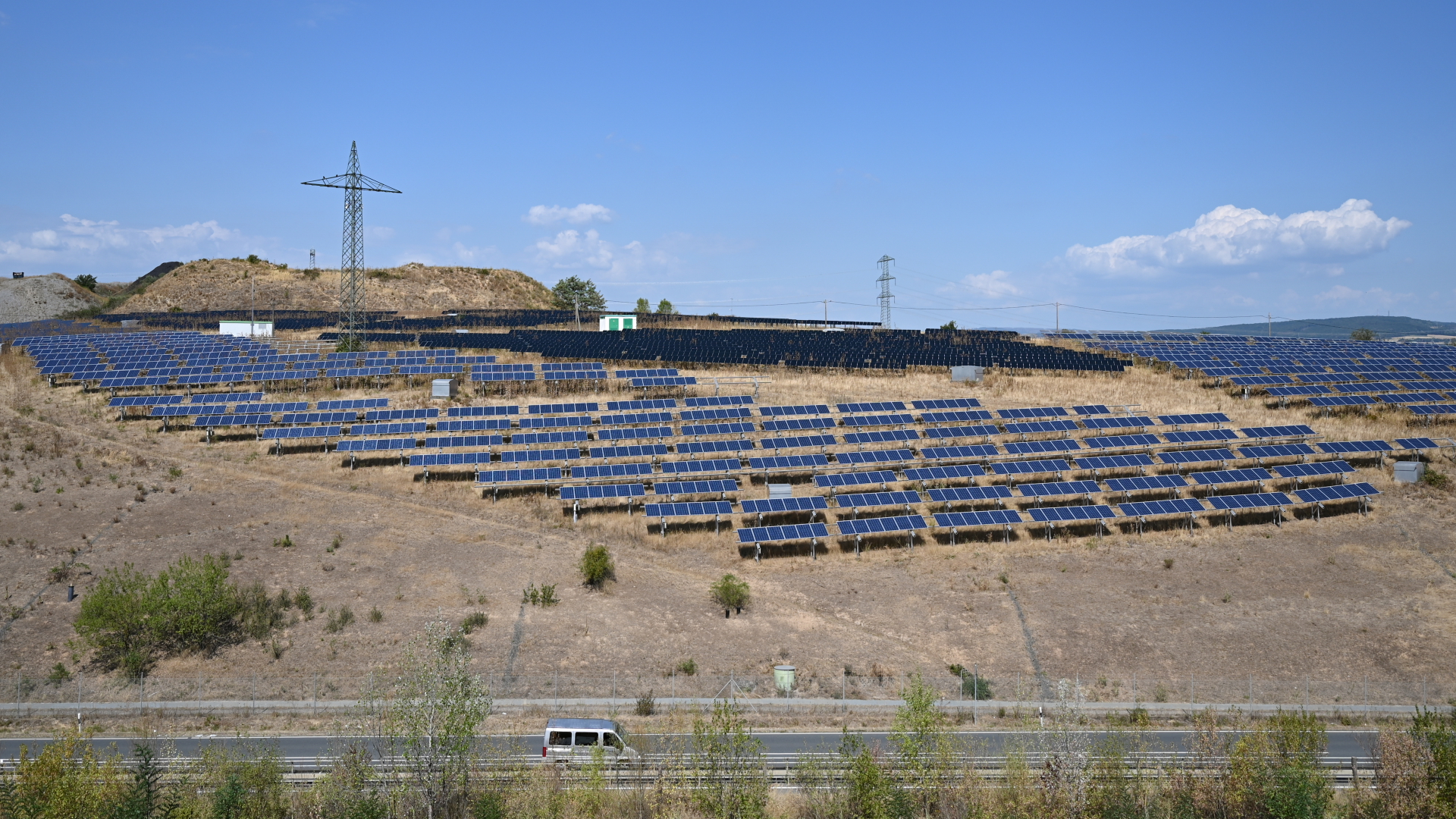 Solarmodule einer Photovoltaikanlage stehen auf dem Gelände einer Mülldeponie. | dpa