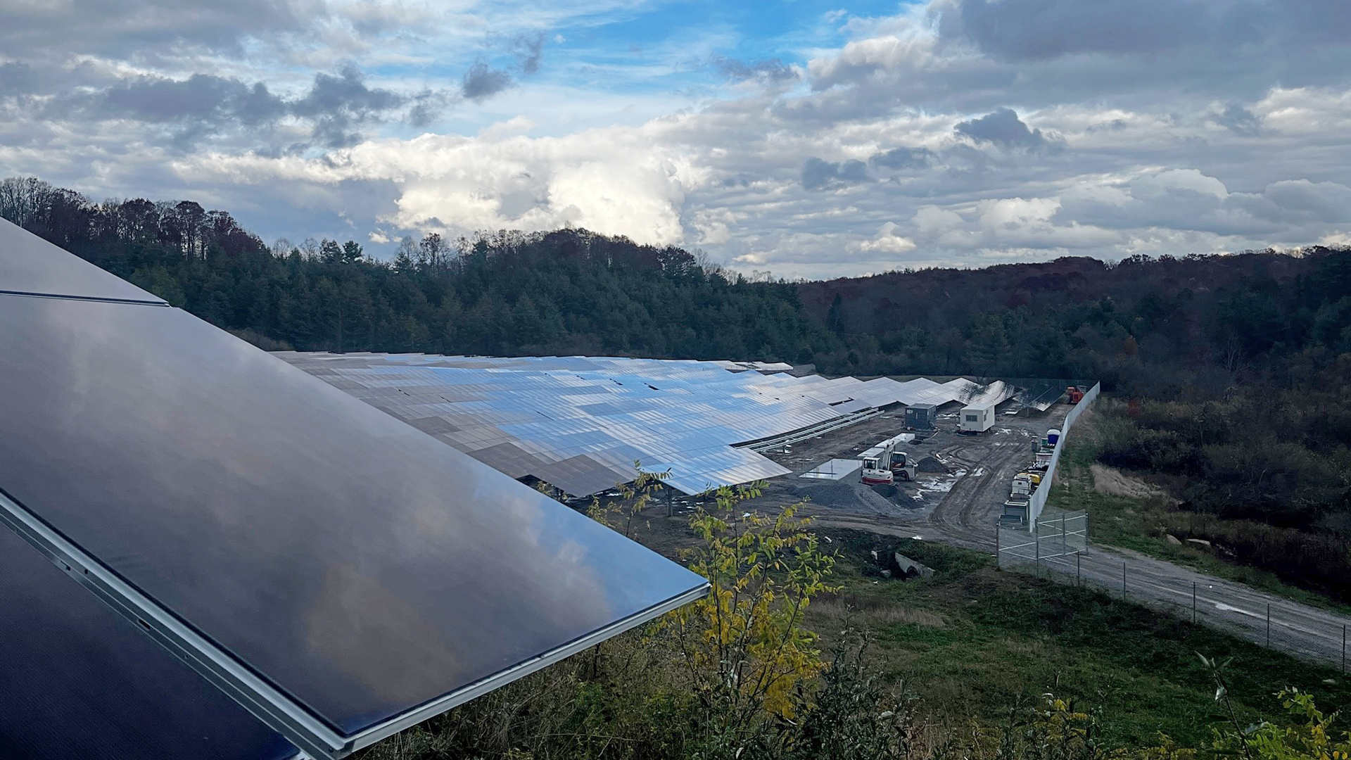 Solarpanels stehen auf einer stillgelegten Kohlegrube. | ARD-Studio Washington