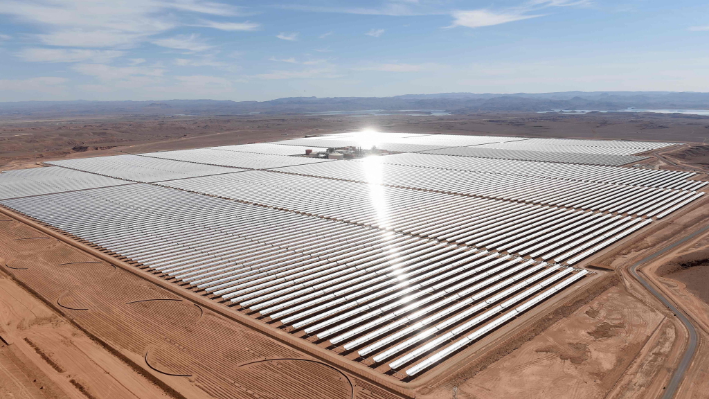 Sonnenstrahlen spiegeln sich im Solarkraftwerk Noor 1 in Marokko.