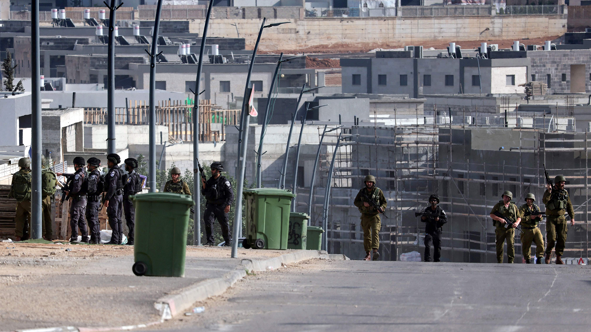 Israelische Soldaten und Polizisten patrouillieren auf einer Straße in der südlichen Stadt Sderot.