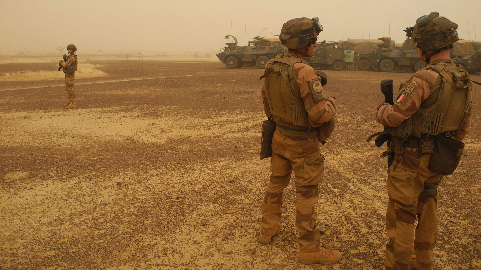 Französische Soldaten halten während einer Pause auf der Fahrt eines Militärkonvois zwischen Gossi und Hombori (Mali) Wache. | AFP