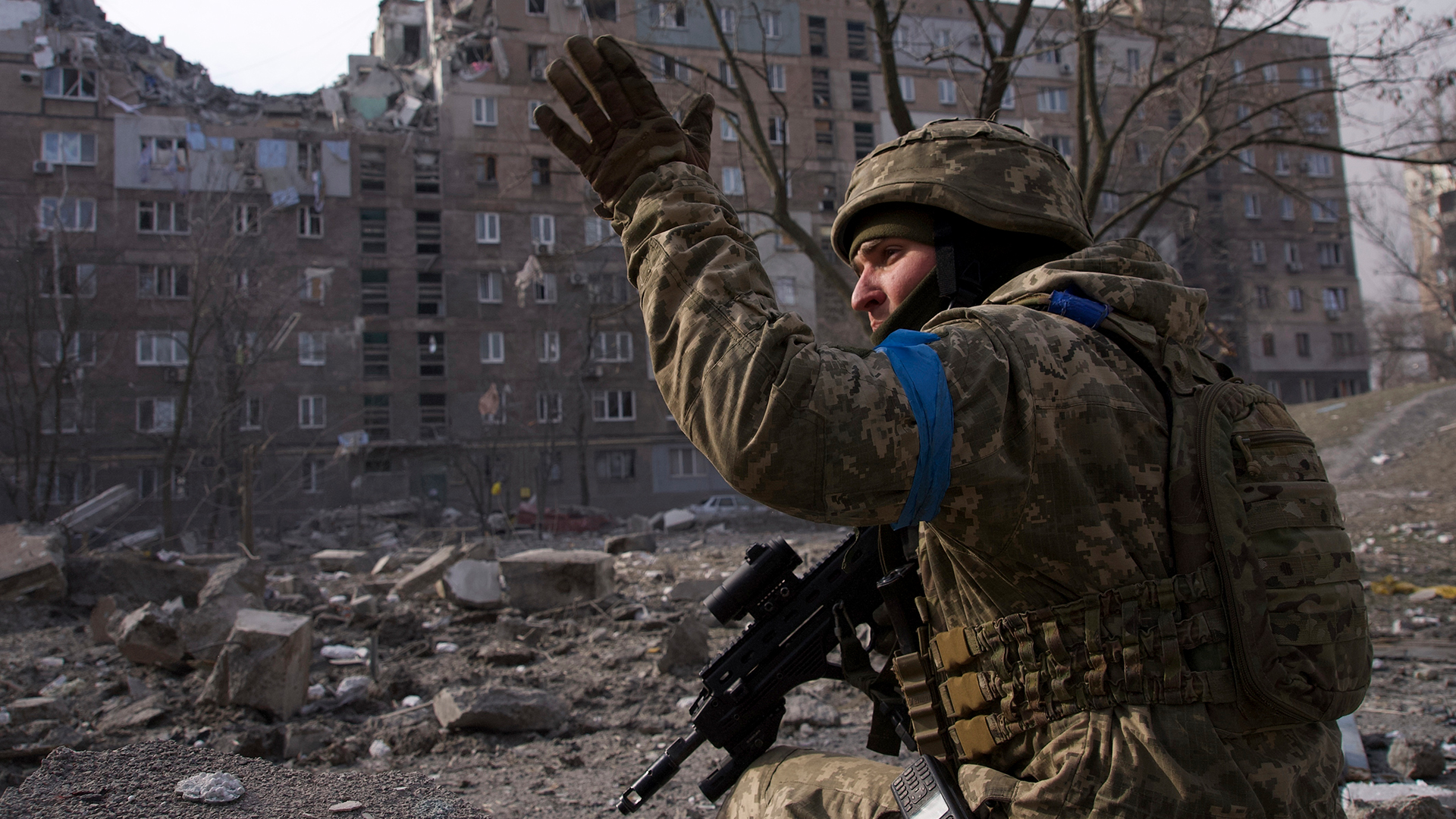 Ein ukrainischer Soldat gestikuliert, während er seine Stellung in Mariupol bewacht. | dpa