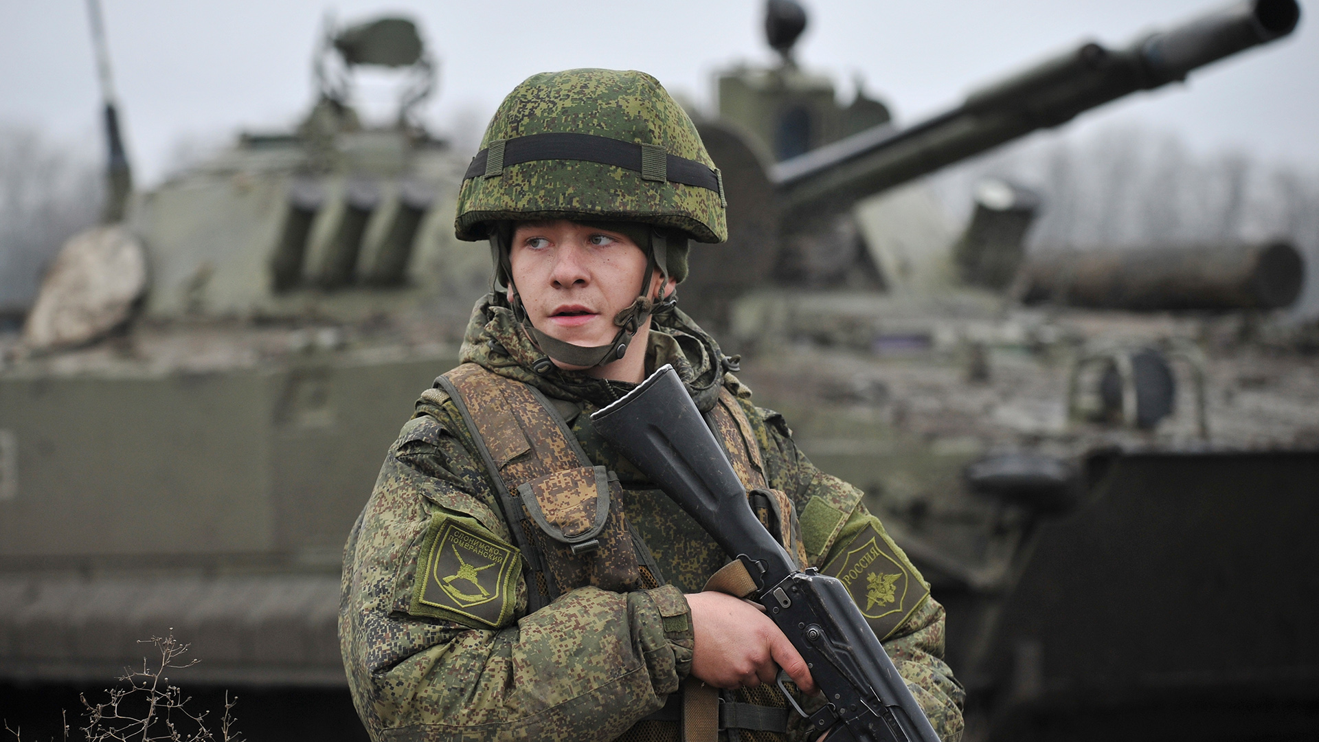 Ein Soldat der russischen Armee steht während einer Übung mit seinem Gewehr auf dem Schießplatz Kadamovskiy in Rostow am Don. | dpa