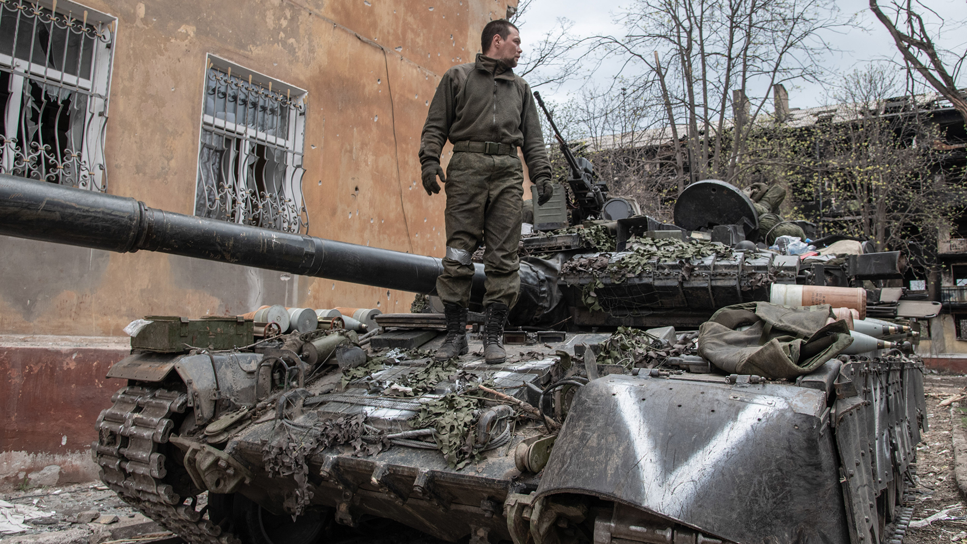 Ein russischer Soldat steht auf einem T-80 Kampfpanzer in MAriupol. | picture alliance / ZUMAPRESS.com