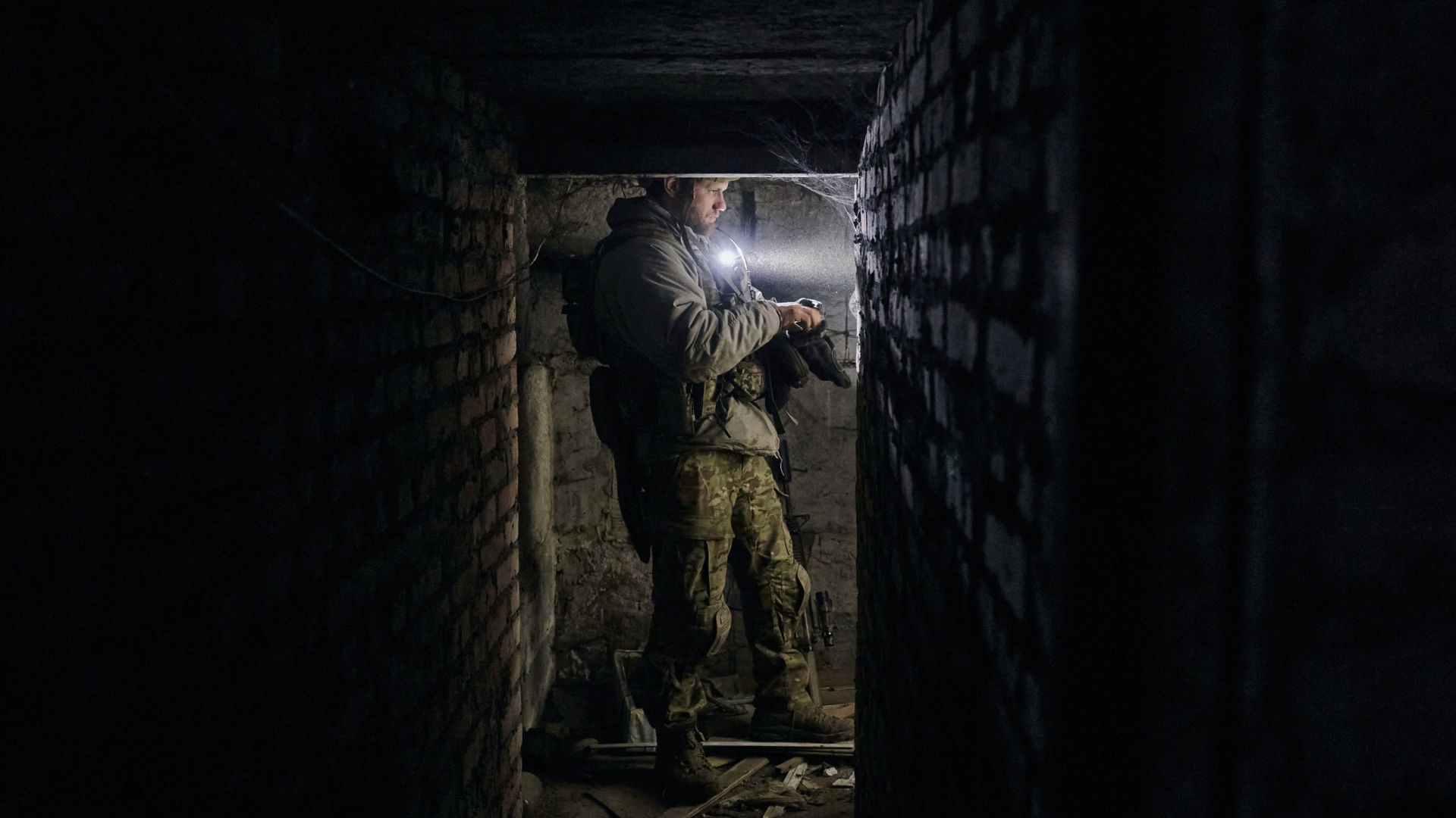 Ein ukrainischer Soldat in Tschassiw Jar bei Bachmut