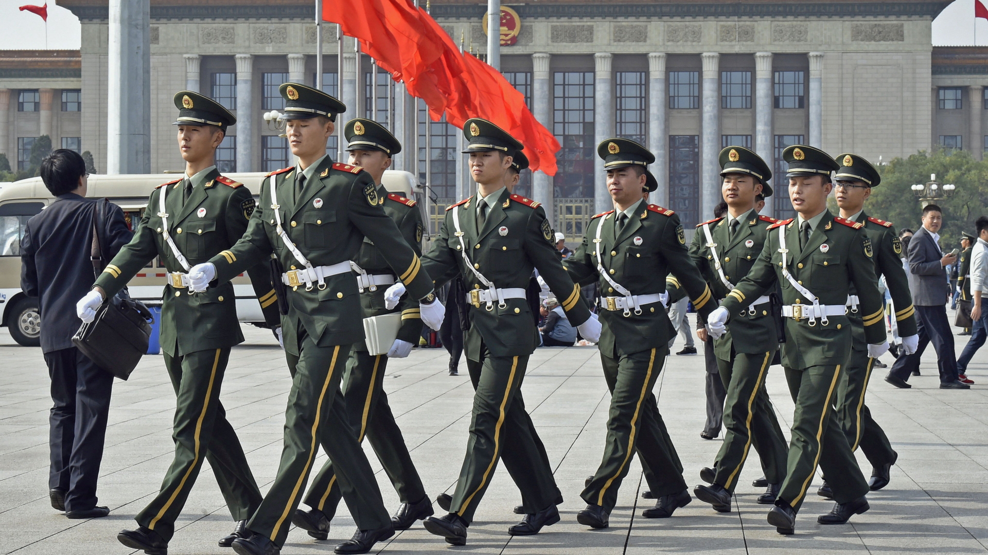 Bewaffnete Polizisten marschieren in Peking über den Platz des Himmlischen Friedens. (Archivbild) | dpa