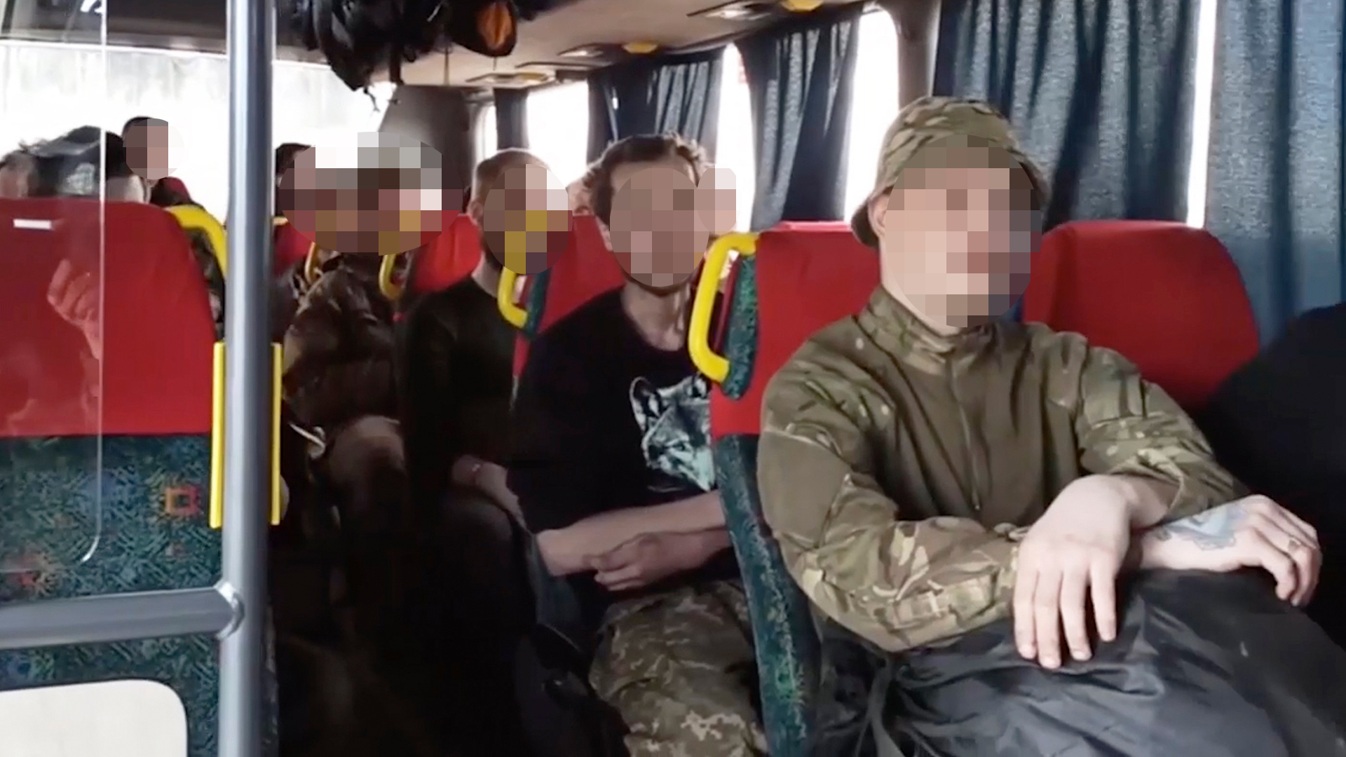 Ukrainische Soldaten sitzen in einem Bus, während sie aus dem belagerten Stahlwerk Asowstal in Mariupol (Ukraine) evakuiert werden.