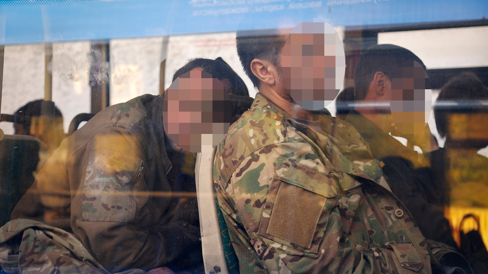 Ukrainische Soldaten sitzen in einem Bus, während sie aus dem belagerten Stahlwerk Asowstal in Mariupol (Ukraine) evakuiert werden. | AP