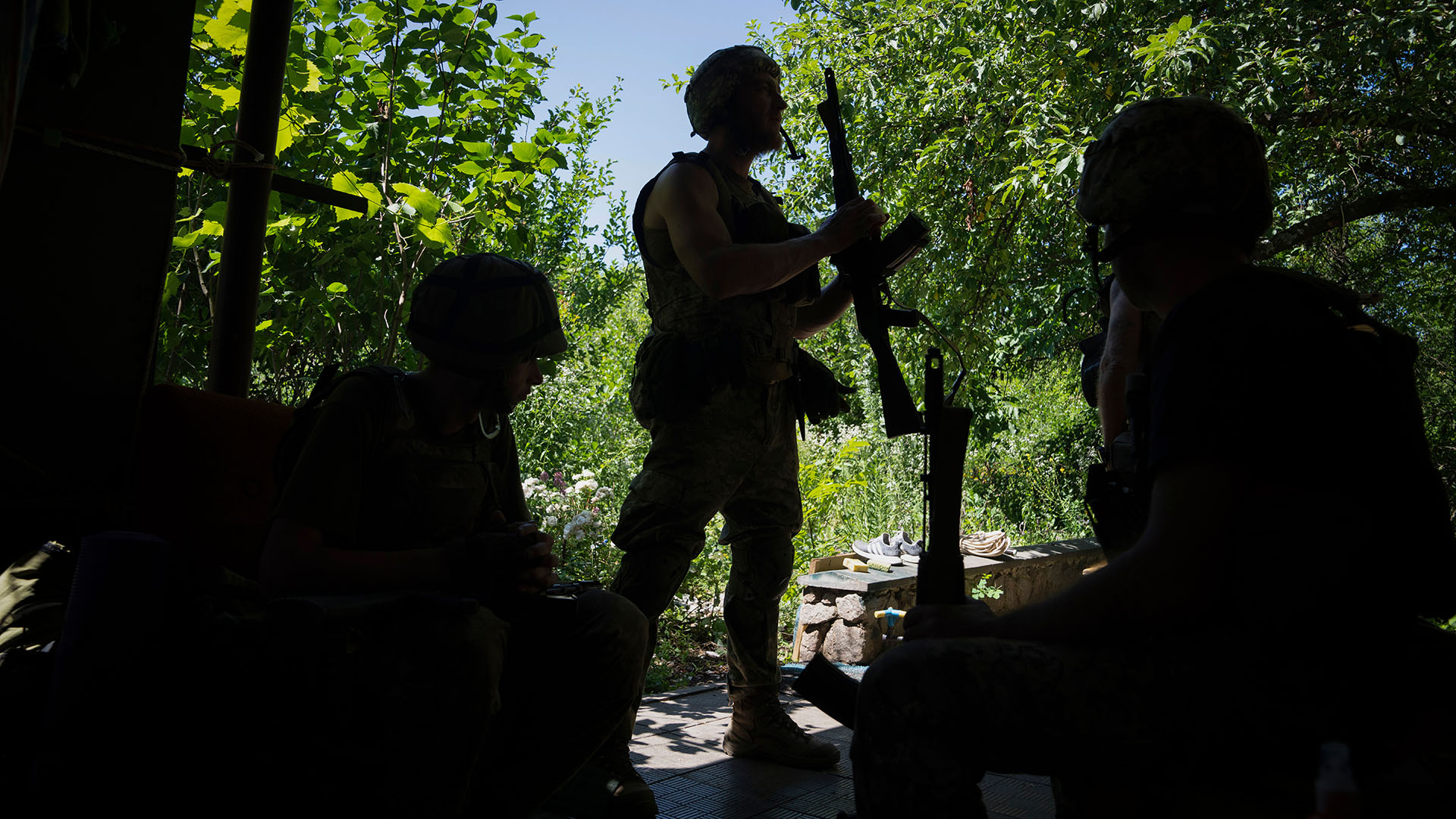 Ukrainische Soldaten bereiten sich auf ihren Einsatz an der Frontlinie in der Nähe von Charkiw (Ukraine) vor.