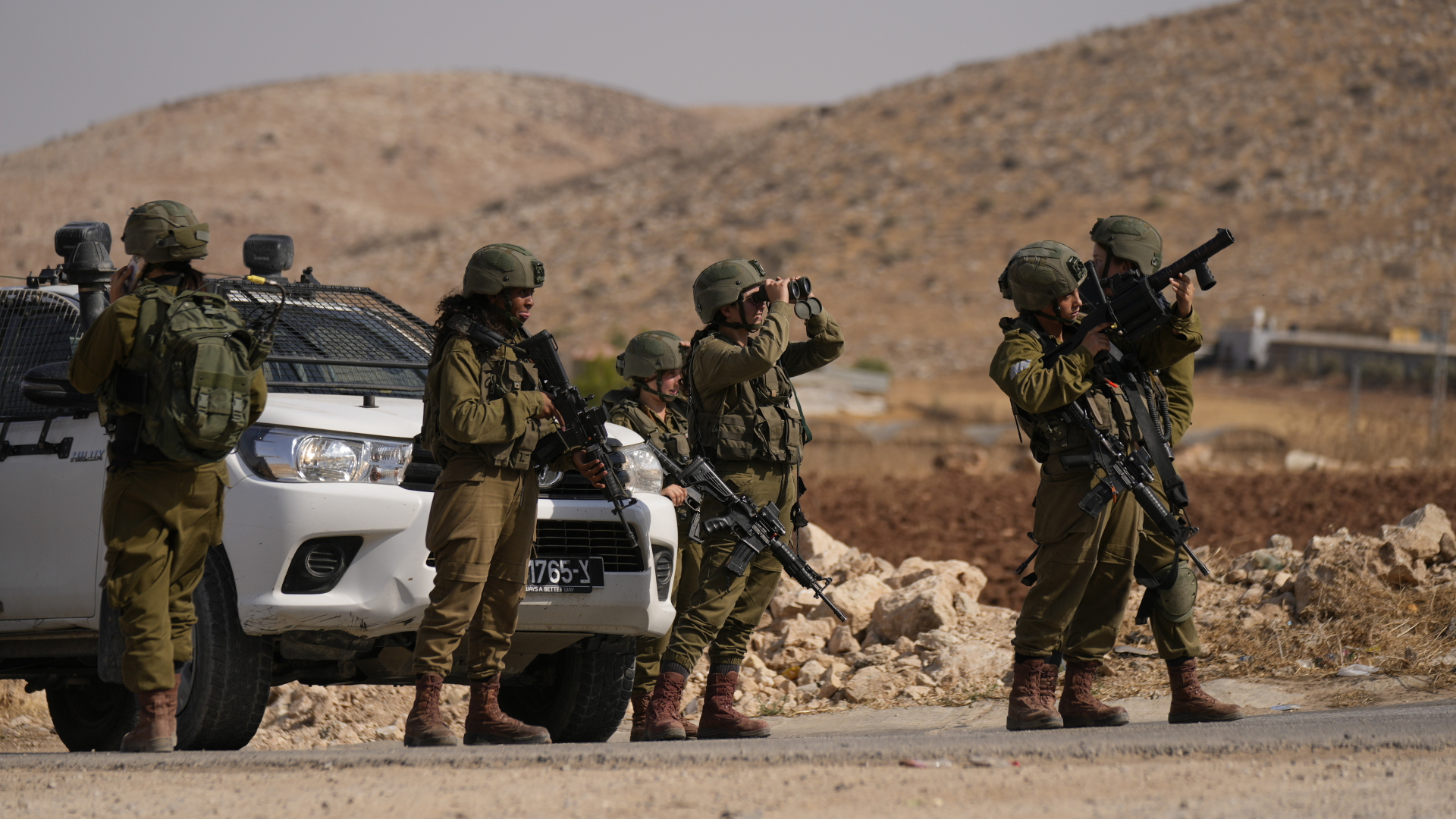 Israelische Soldaten stehen an einer Straßensperre nach einem Schusswechsel im Westjordanland. 