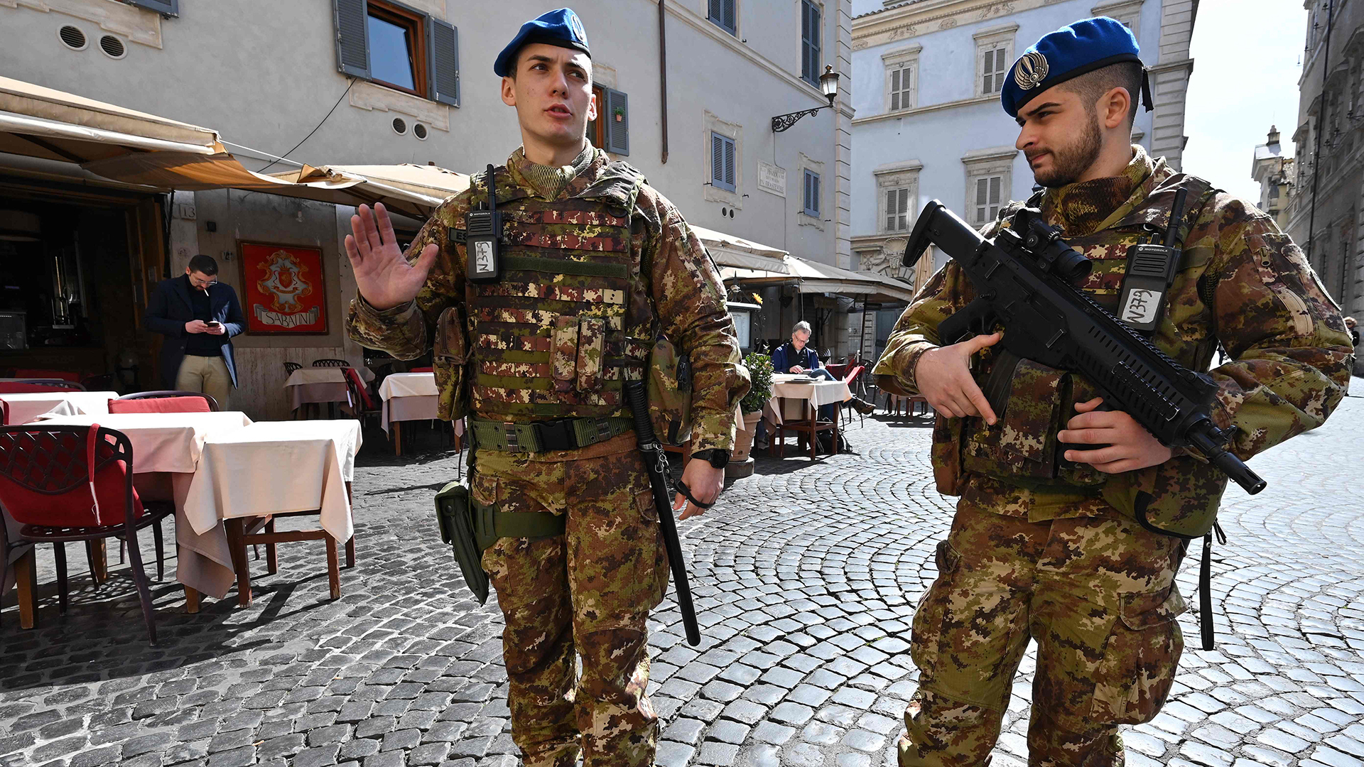 Soldaten patrouillieren in einer Straße in Rom