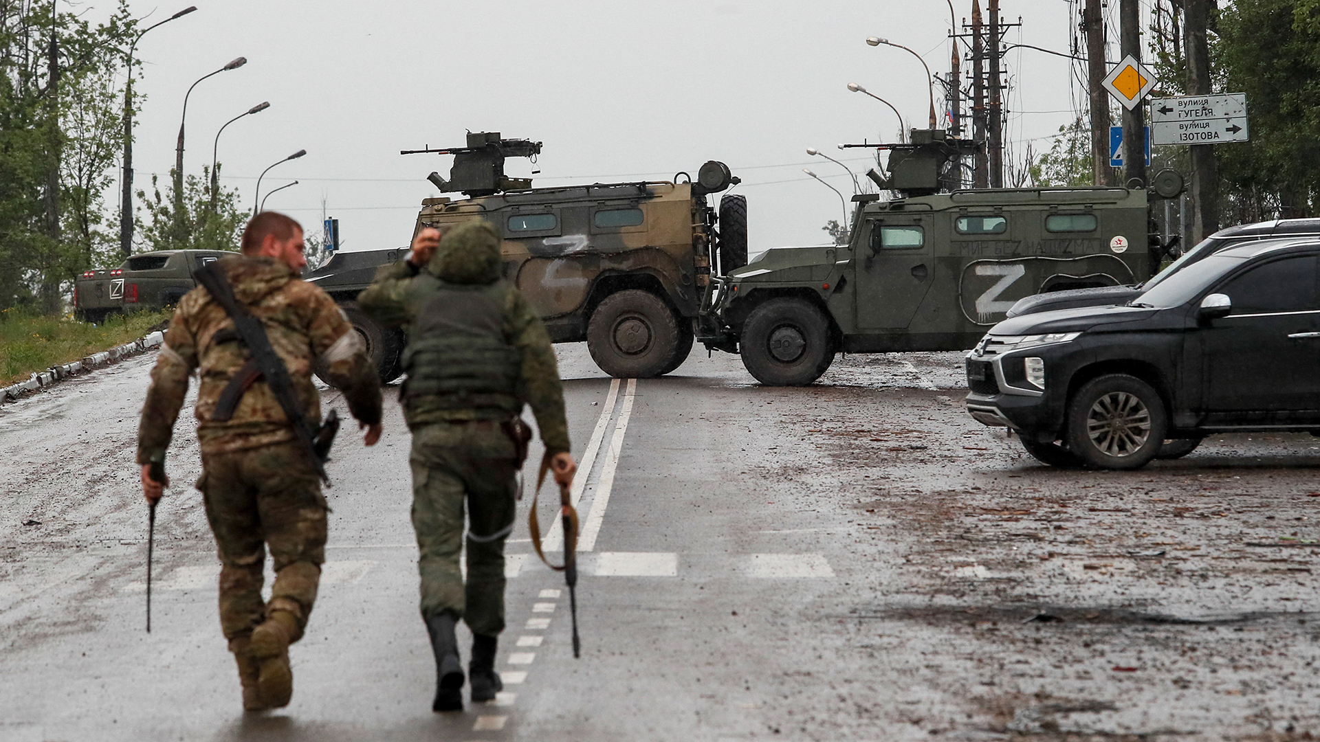 Angehörige der pro-russischen Truppen sind in Mariupol zu sehen. | REUTERS
