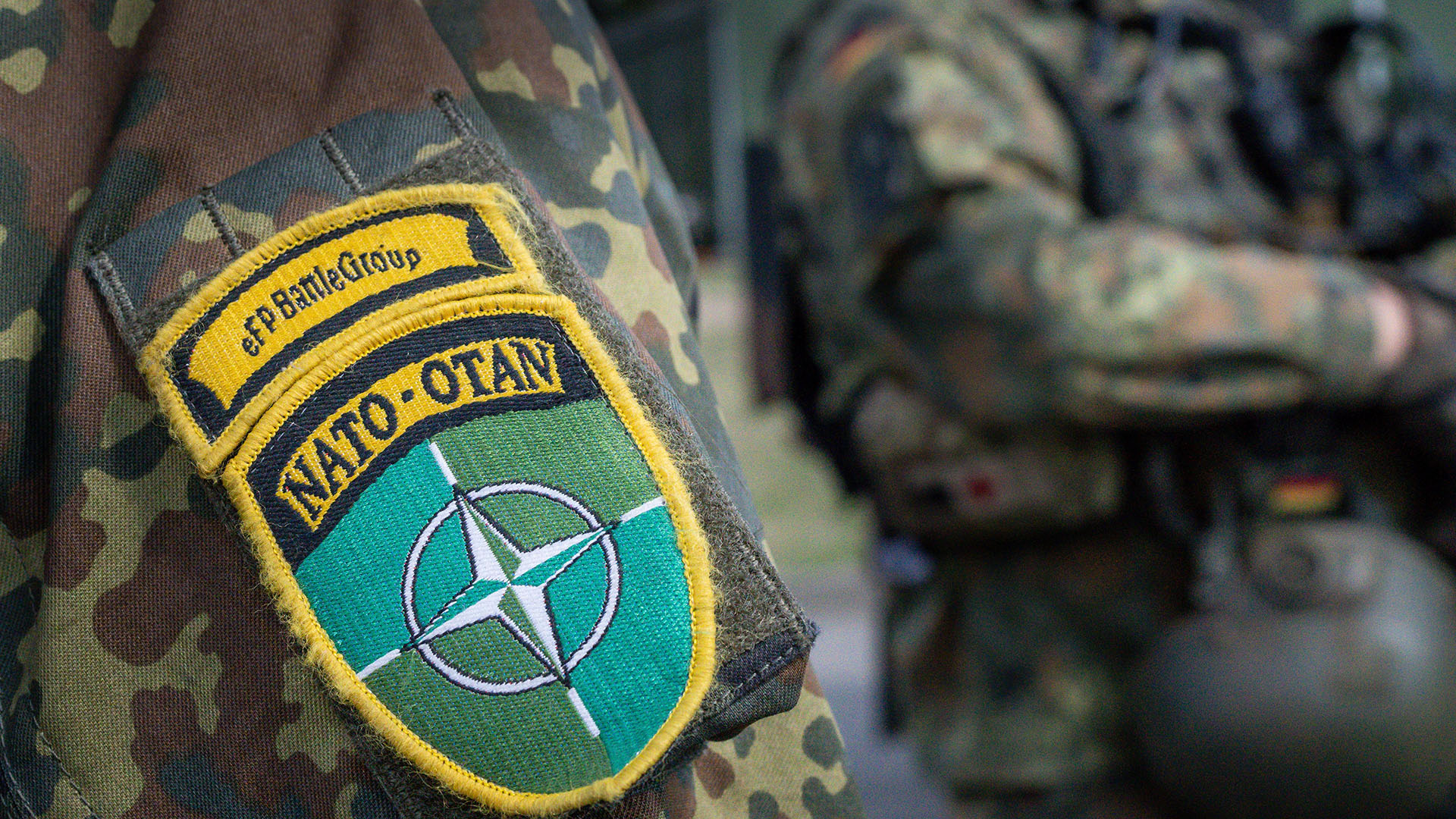 Ein Bundeswehrsoldat des deutschen Einsatzkontingents trägt Logo und Schulterpatch der Nato-Einsatzgruppe "Enhanced Forward Presence"