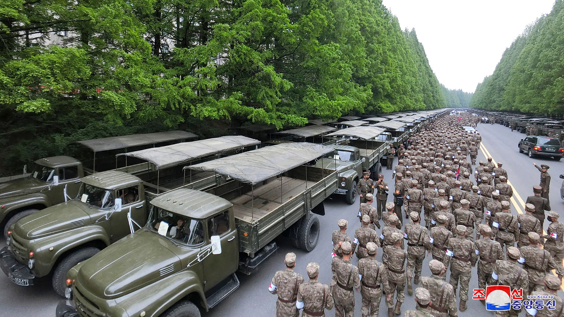 Offiziere des militärischen Sanitätsdienstes der Koreanischen Volksarmee, die sich in Pjöngjang (Nordkorea) auf den Weg machen, um Medikamente zu liefern. | AFP