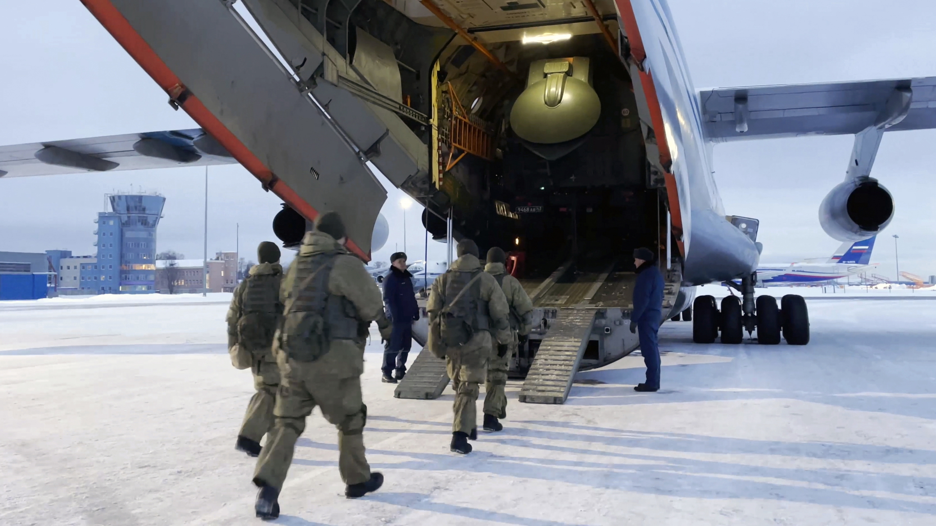 Russische Truppen besteigen ein Flugzeug, um im Rahmen der OVKS nach Kasachstan entsandt zu werden. | dpa